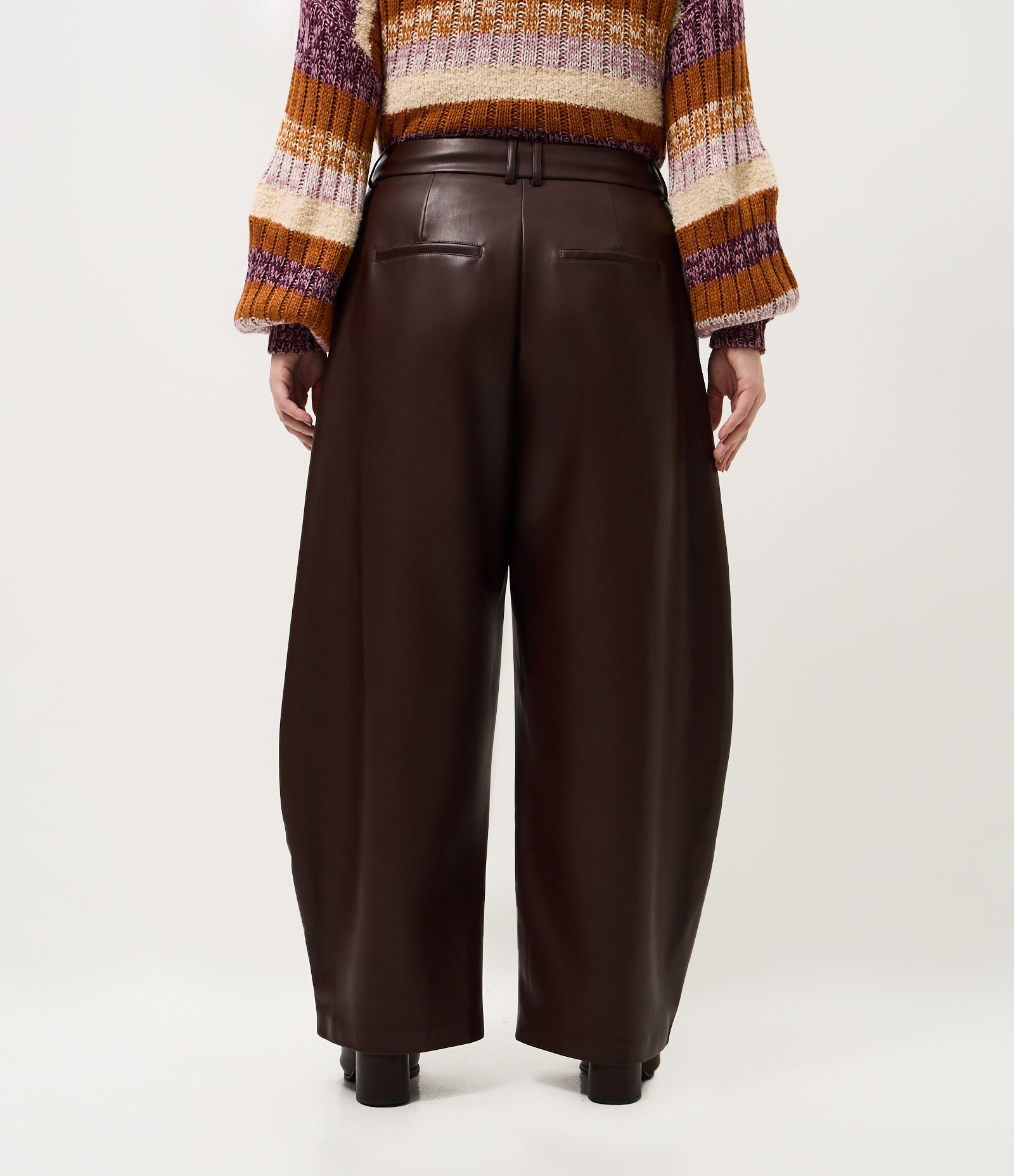 Calça PU Barrel com Recortes e Bolso Faca Curve & Plus Size Marrom 4