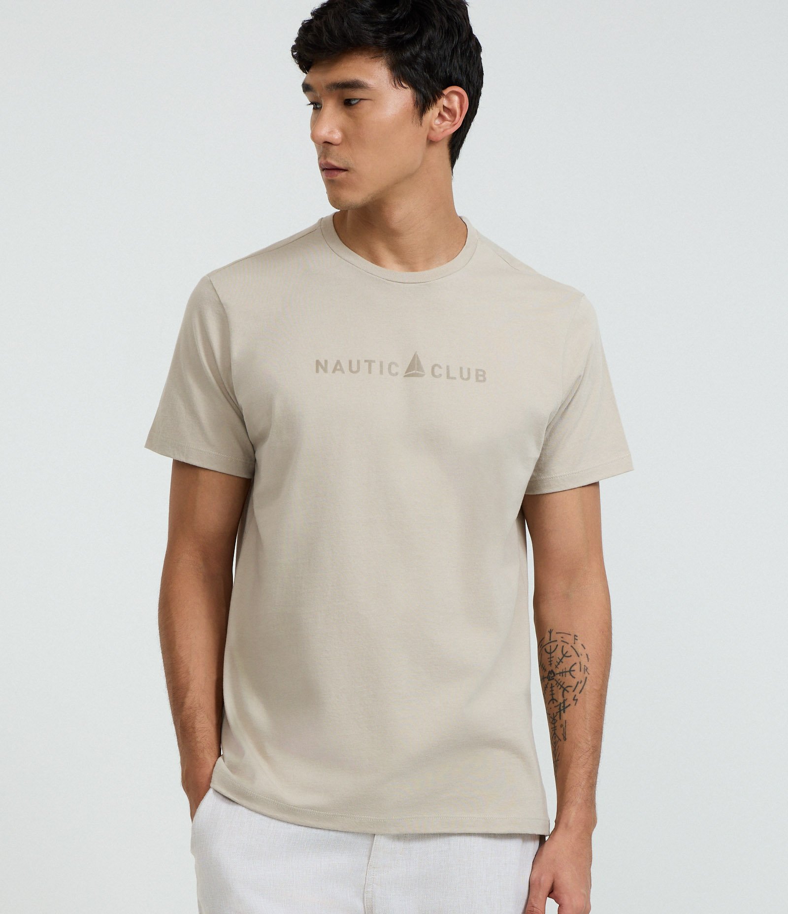 Camiseta Comfort em Algodão com Estampa Localizada Nautic Club Cinza Claro 1