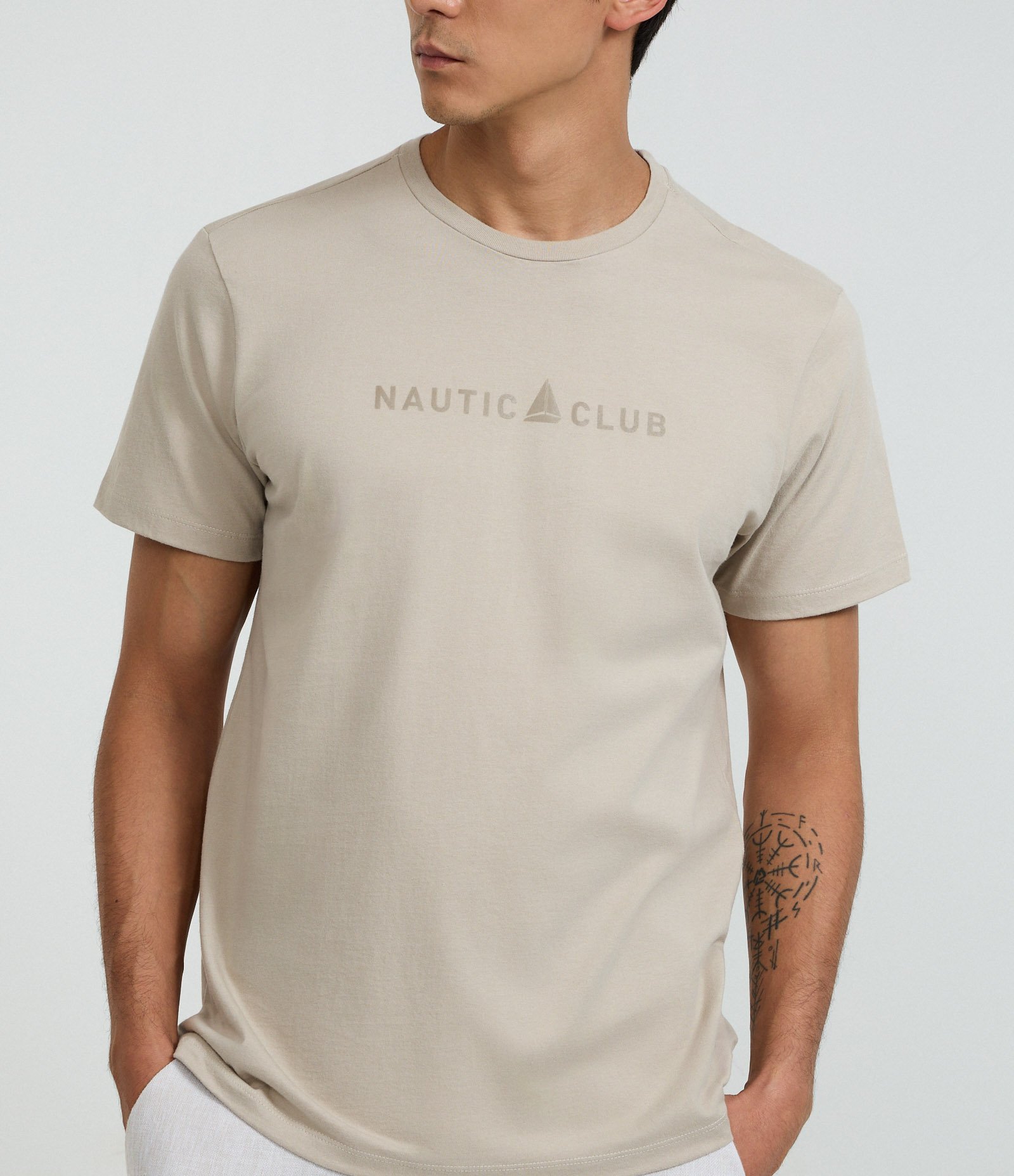 Camiseta Comfort em Algodão com Estampa Localizada Nautic Club Cinza Claro 3