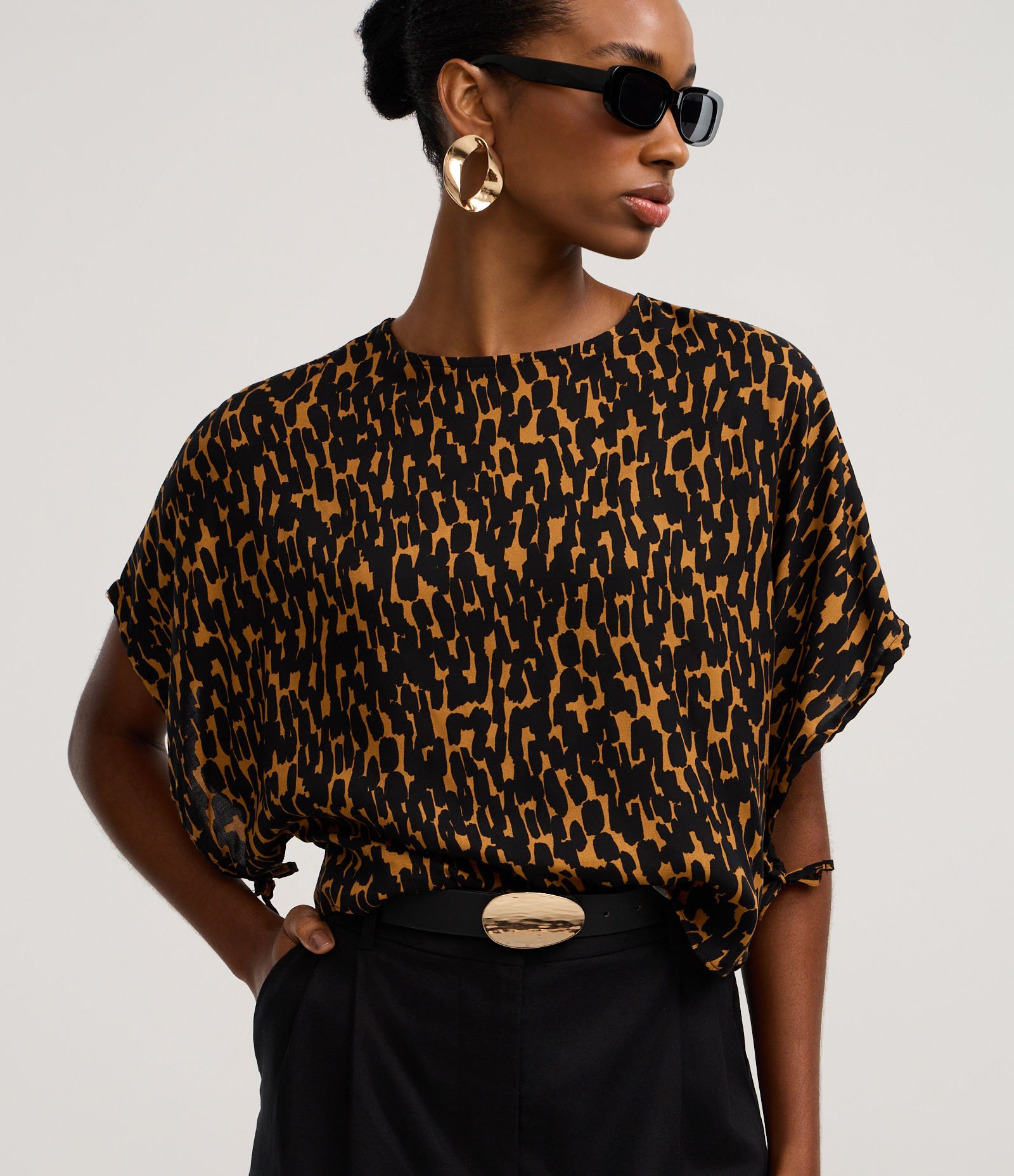 Blusa em Chiffon com Manga Ampla e Estampa Onça Laranja/Preto 3