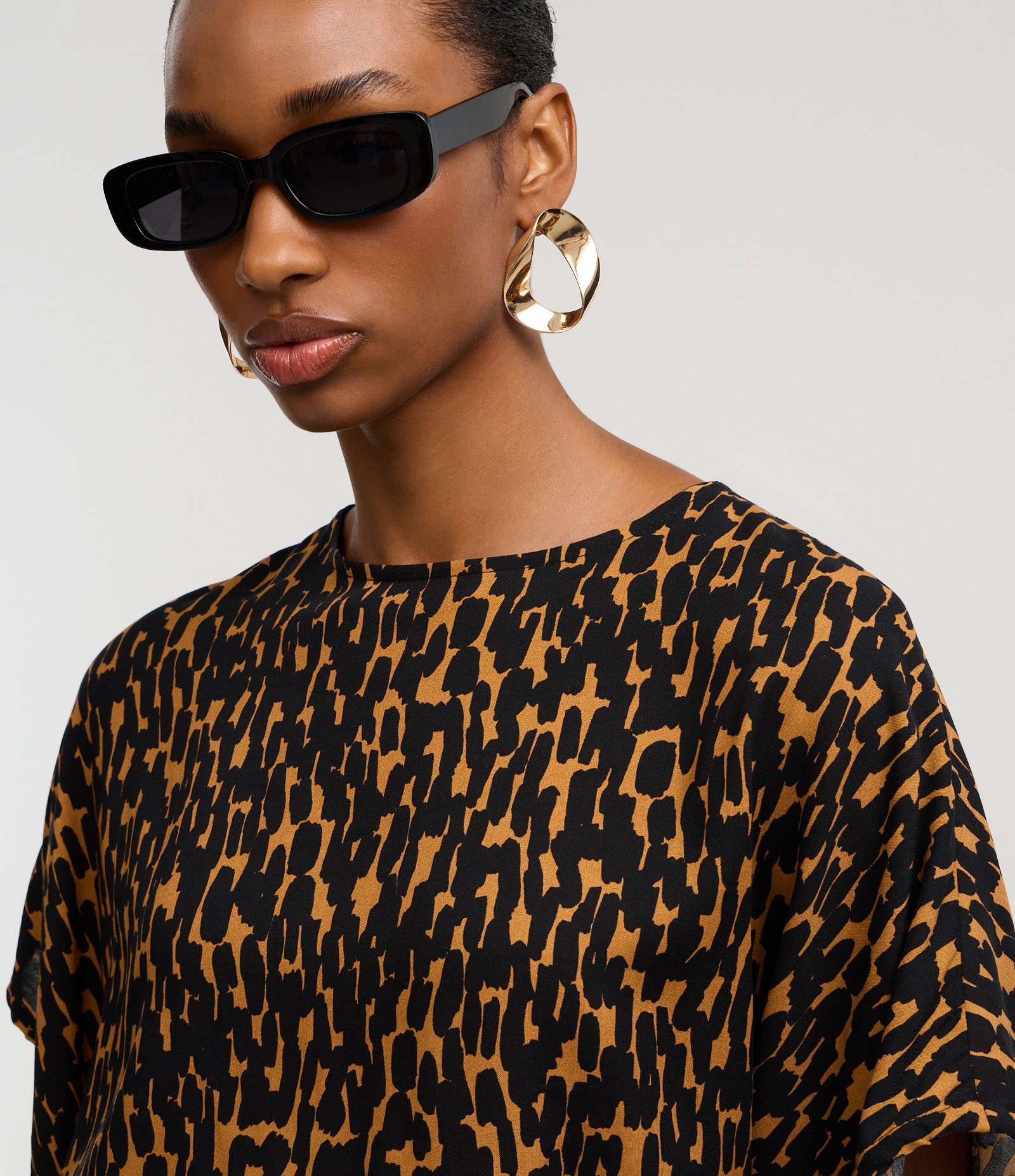 Blusa em Chiffon com Manga Ampla e Estampa Onça Laranja/Preto 4