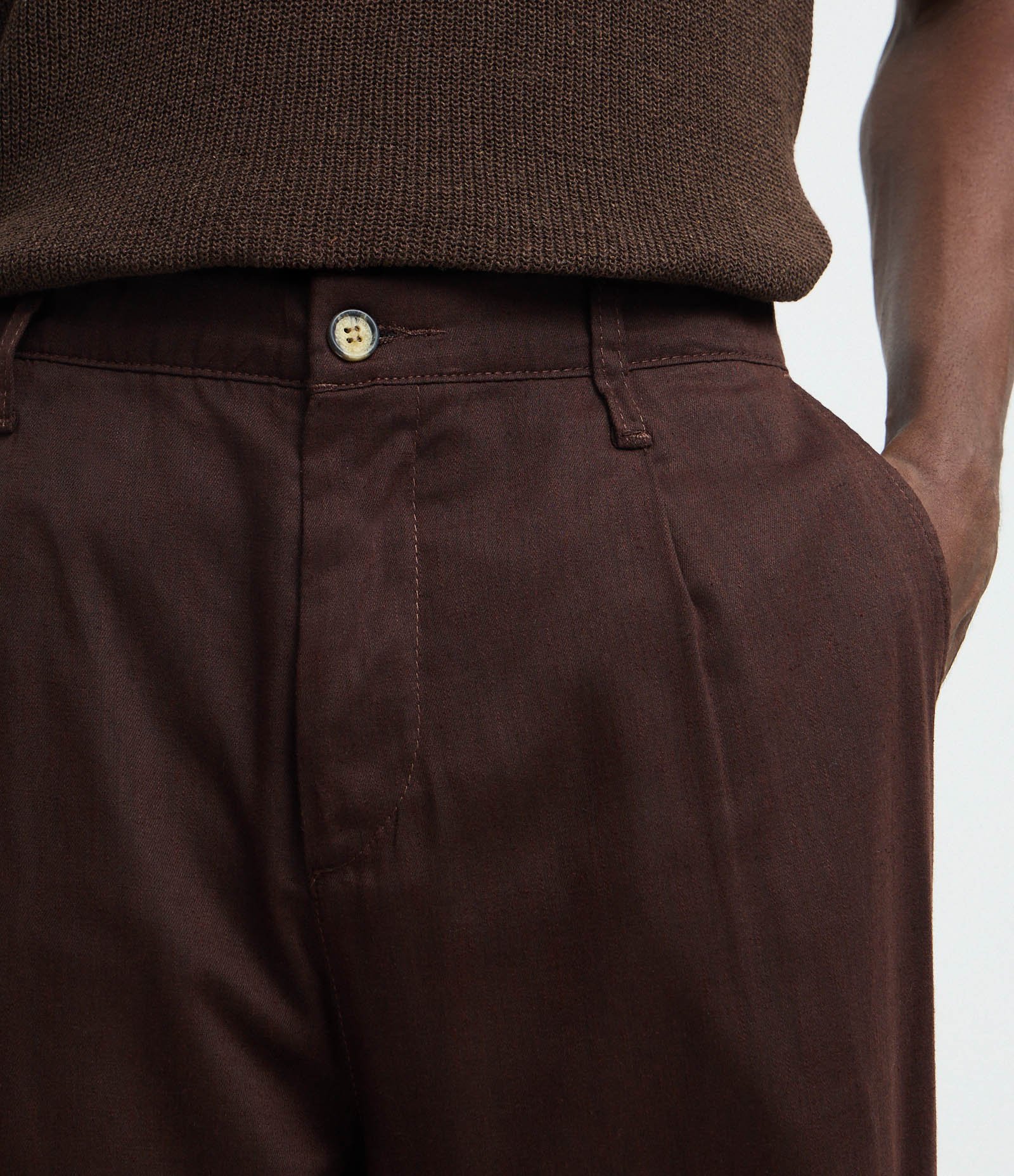 Calça em Viscolinho com Detalhes Contrastantes no Bolso Marrom 3