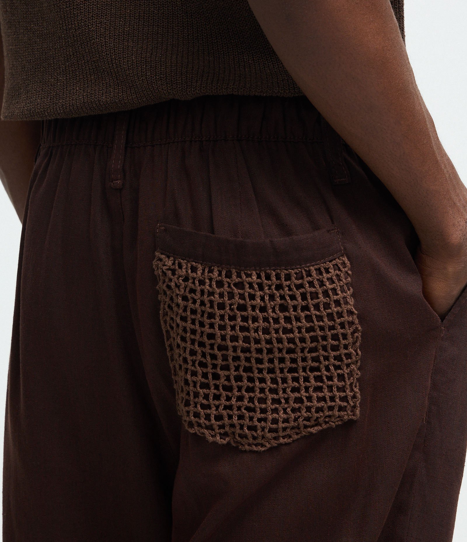 Calça em Viscolinho com Detalhes Contrastantes no Bolso Marrom 4