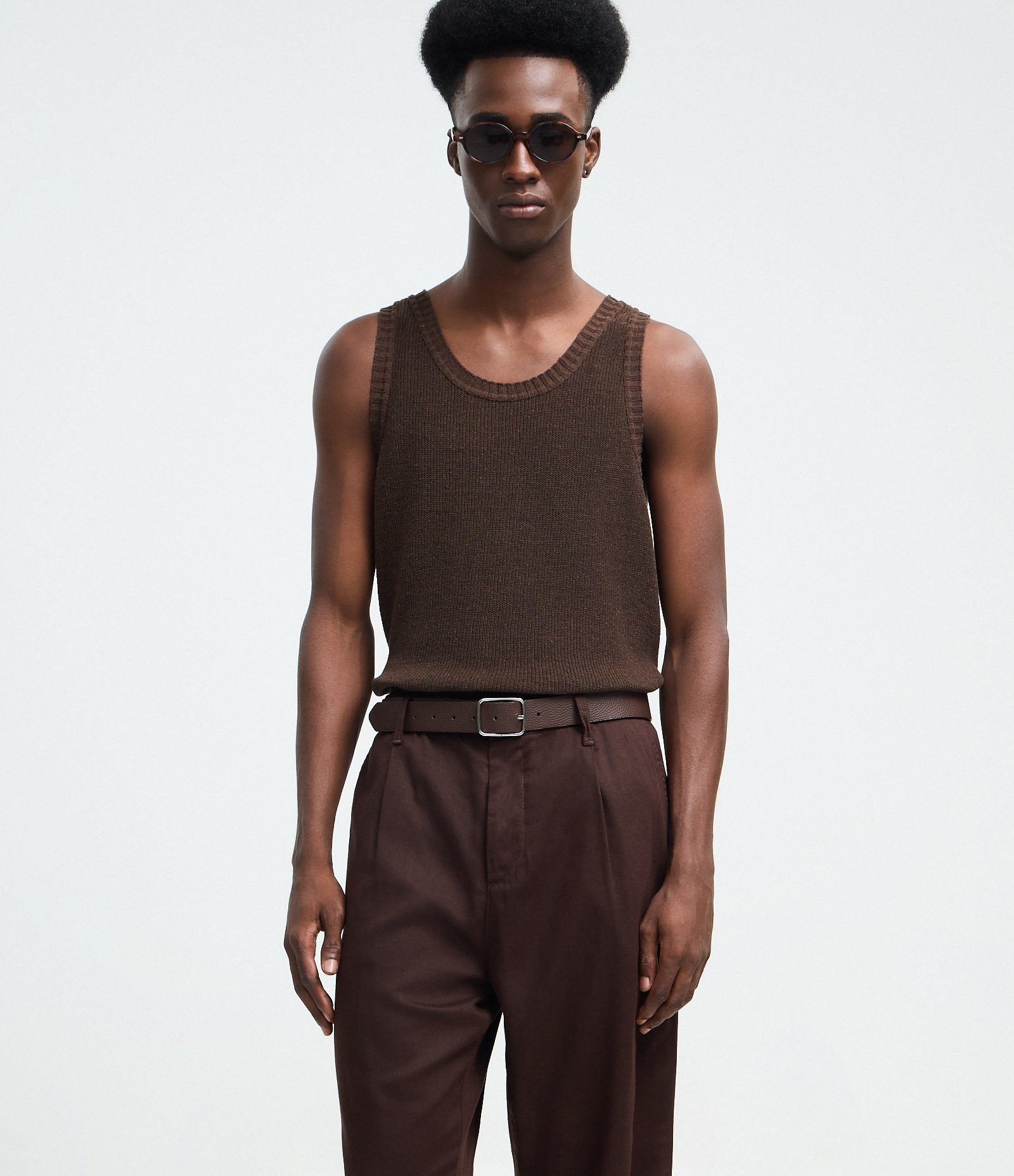 Calça em Viscolinho com Detalhes Contrastantes no Bolso Marrom 5