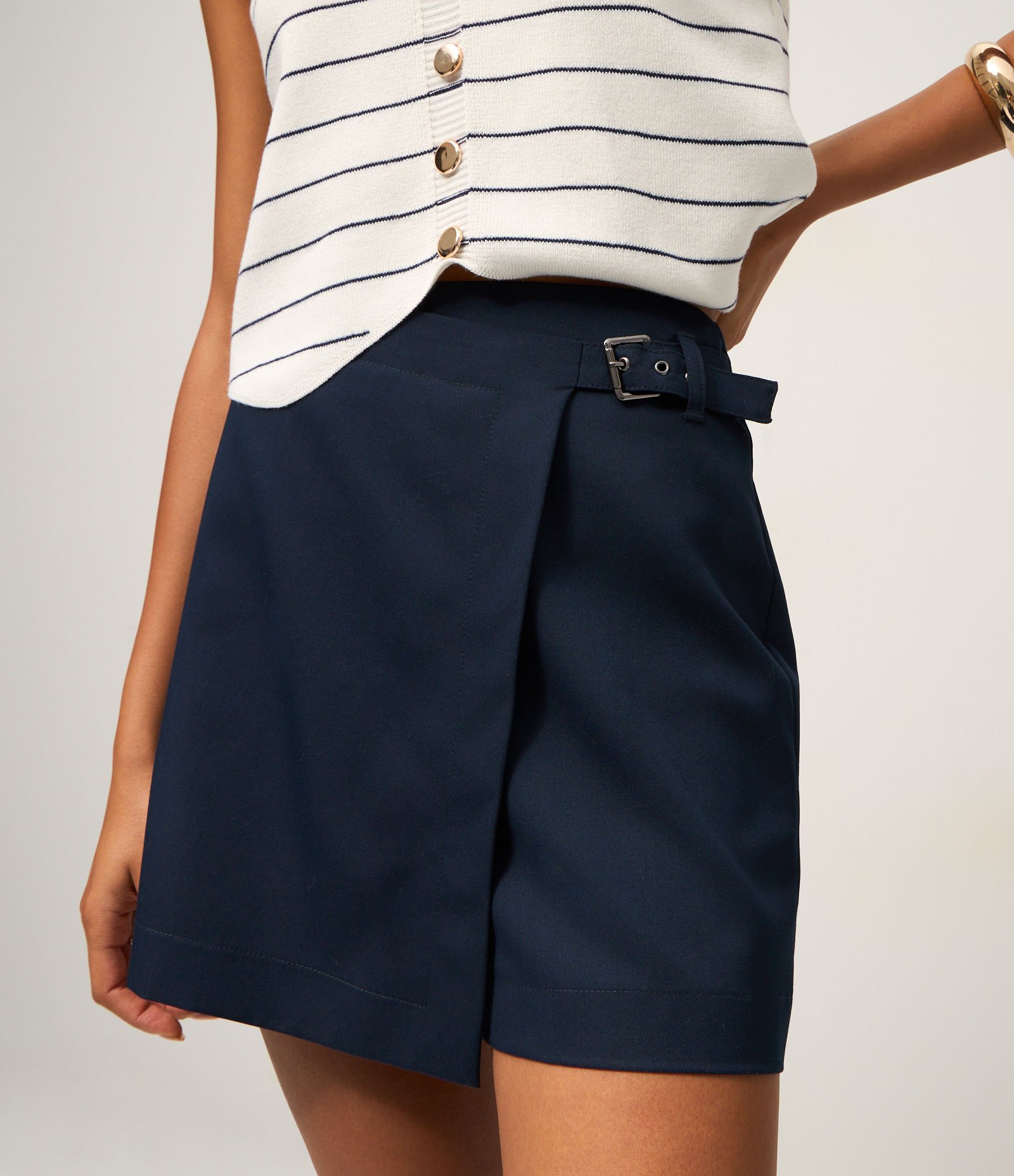 Short Saia Alfaiatado em Viscose com Transpasse Afivelado Azul Escuro 3