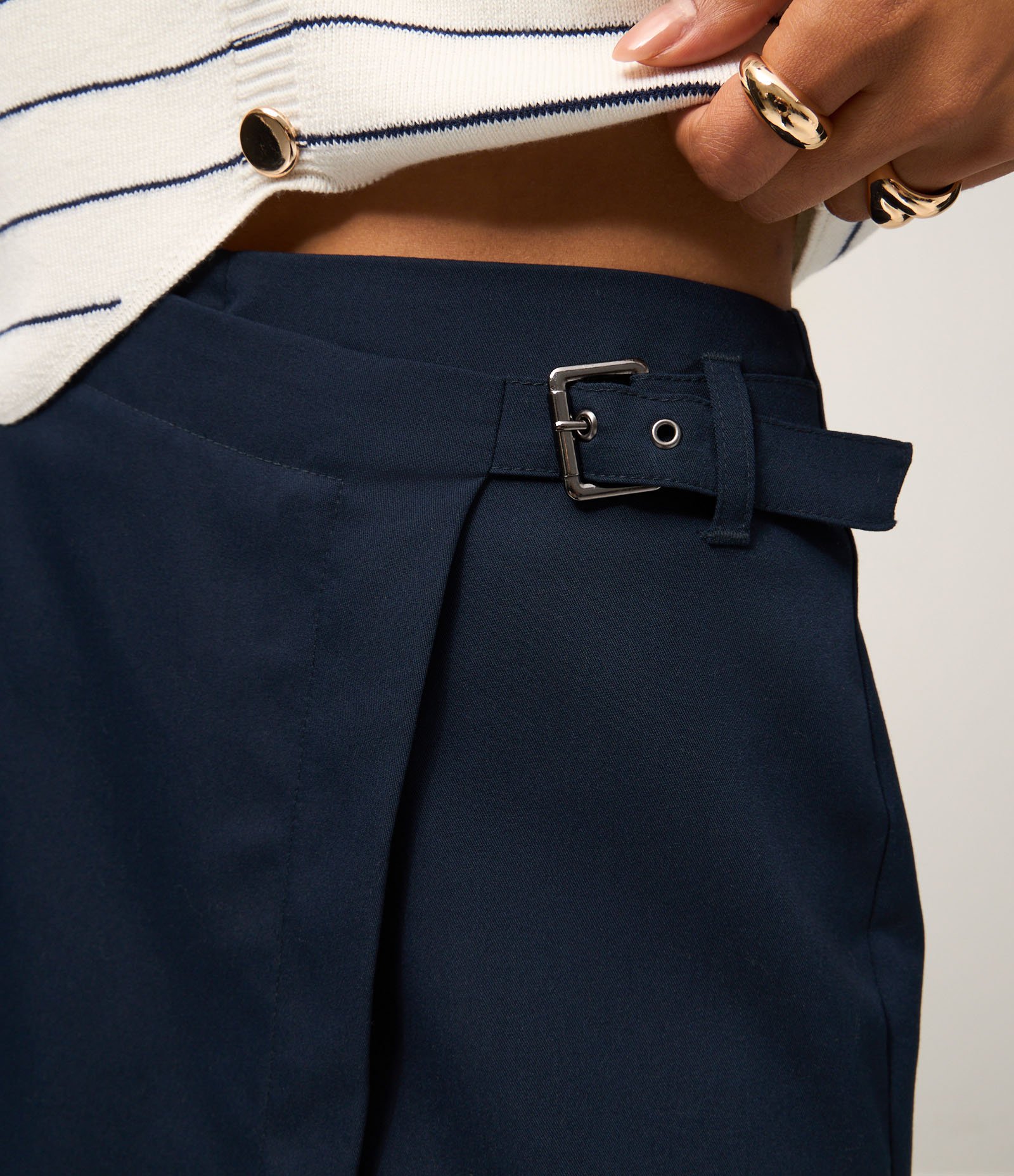 Short Saia Alfaiatado em Viscose com Transpasse Afivelado Azul Escuro 4