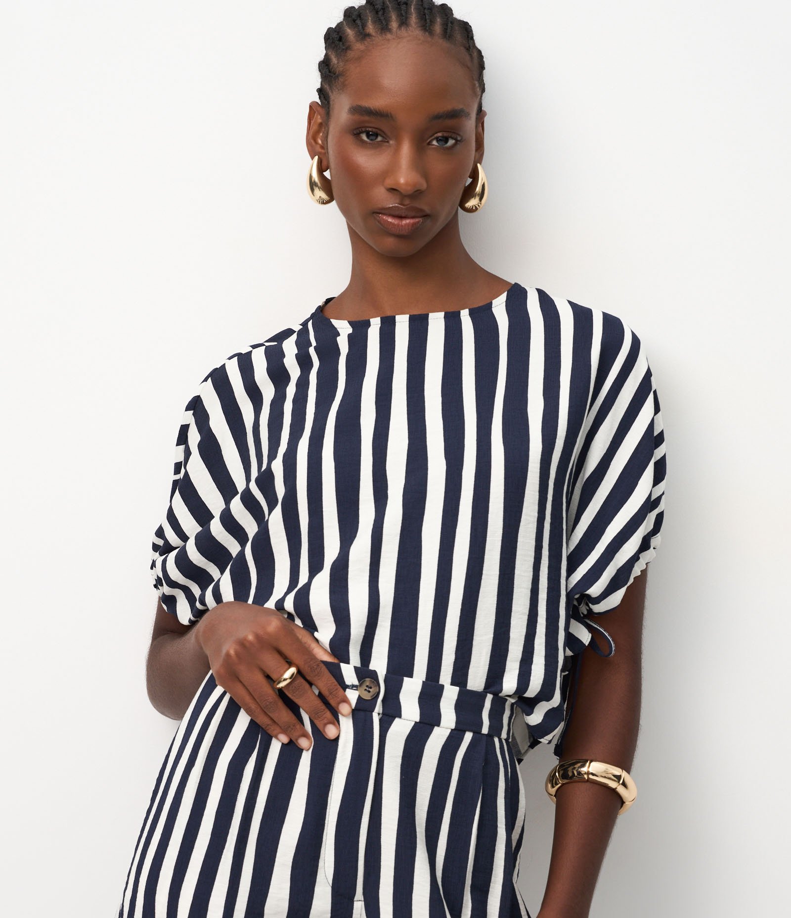 Blusa Manga Curta Maquinetado com Estampa Listrada Branco/Azul 1