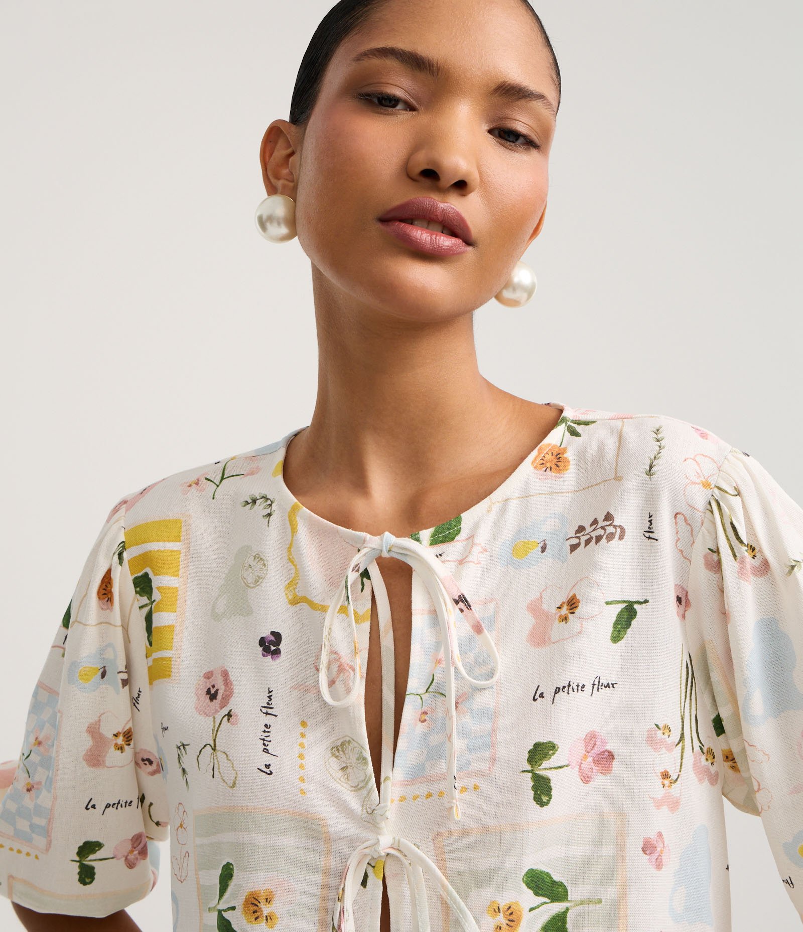 Blusa em Viscolinho com Amarração e Estampa Floral Off White 3