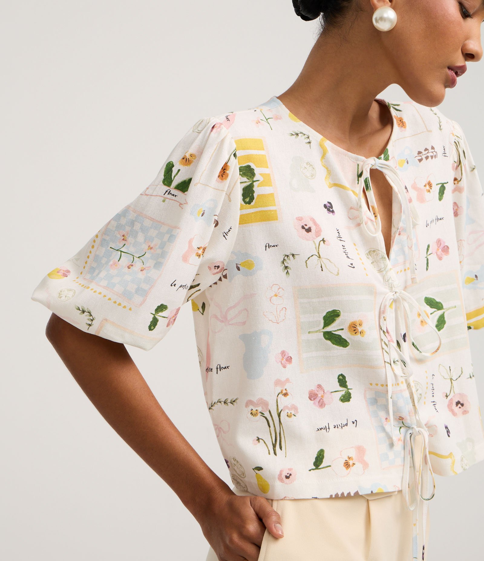 Blusa em Viscolinho com Amarração e Estampa Floral Off White 4