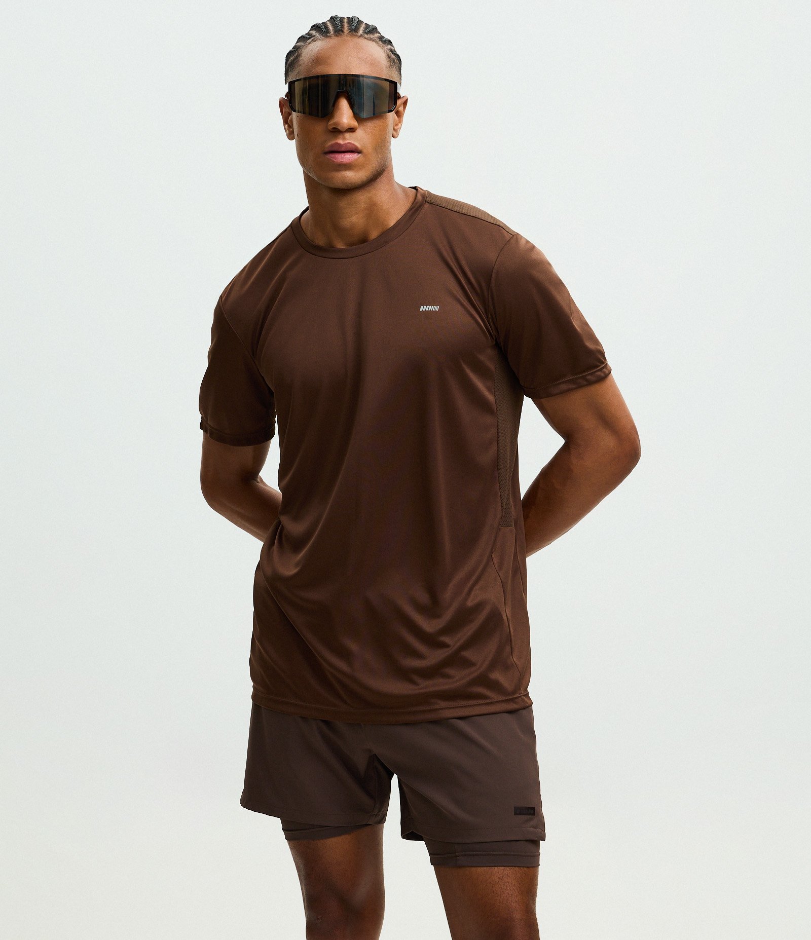 Camiseta Esportiva com Tecnologia Dry e Detalhes Refletivos Marrom 1