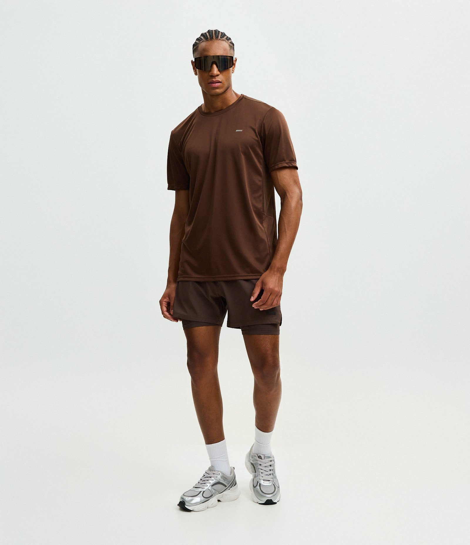 Camiseta Esportiva com Tecnologia Dry e Detalhes Refletivos Marrom 2