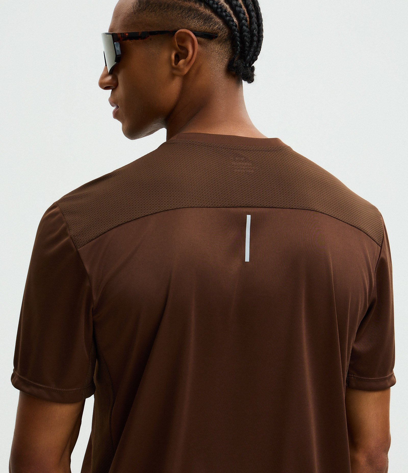Camiseta Esportiva com Tecnologia Dry e Detalhes Refletivos Marrom 3