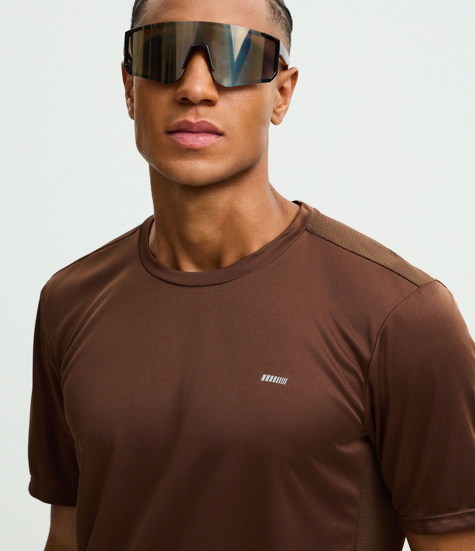 Camiseta Esportiva com Tecnologia Dry e Detalhes Refletivos Marrom 4