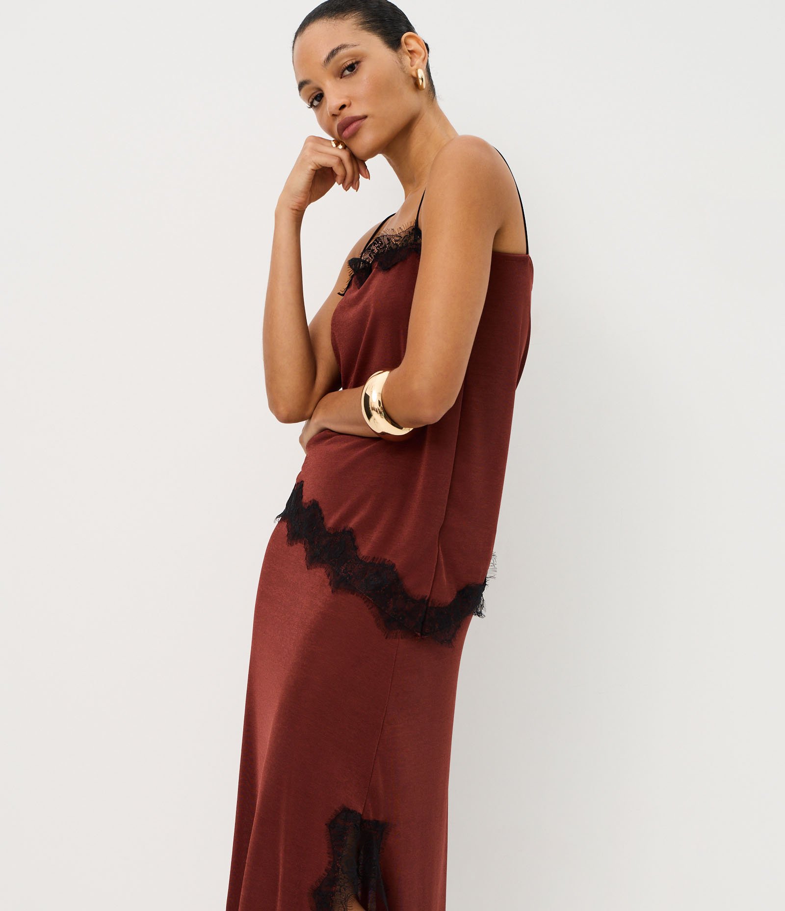 Saia Midi em RIbana com Renda na Barra Assimétrica Marrom 2