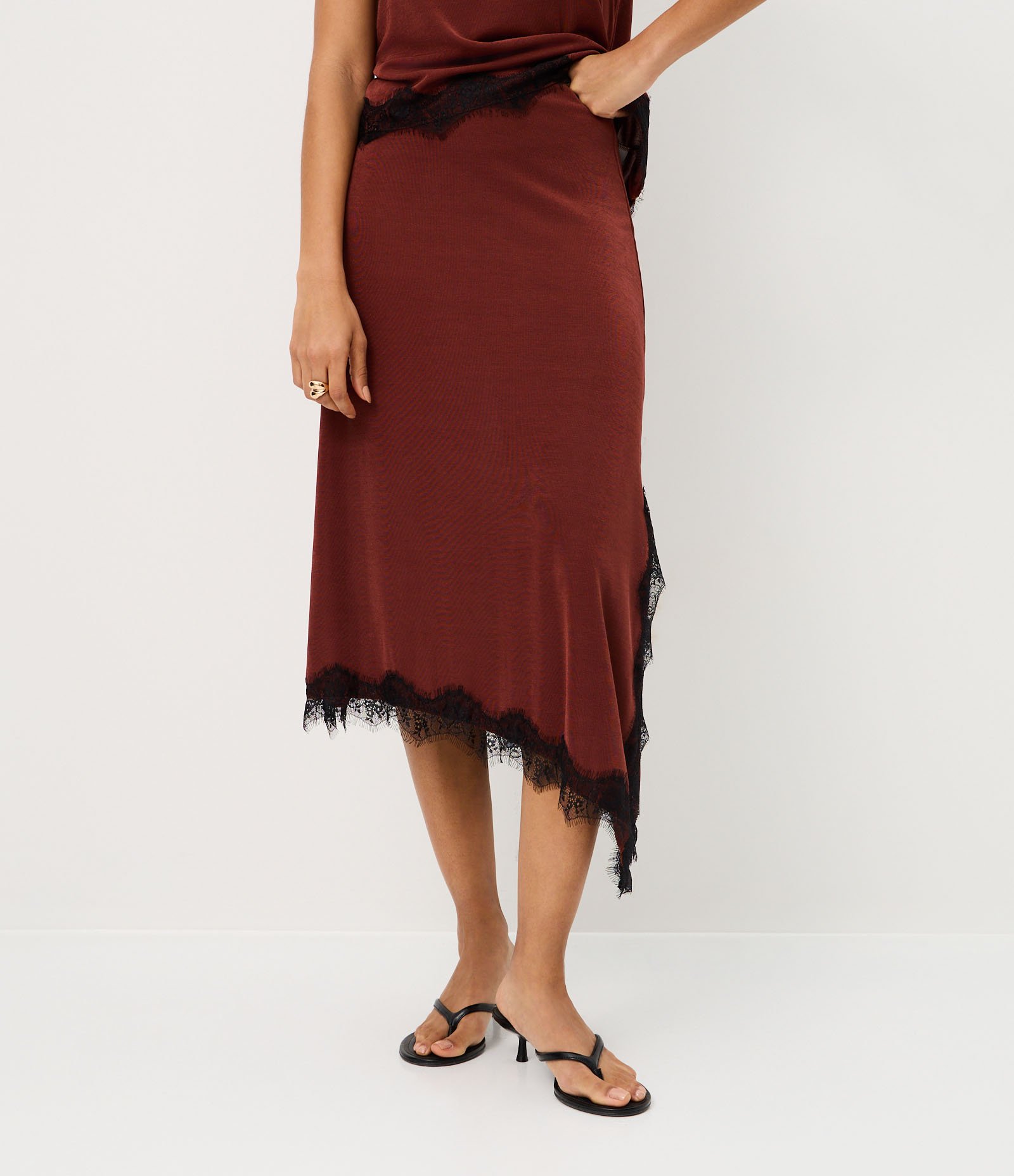 Saia Midi em RIbana com Renda na Barra Assimétrica Marrom 3