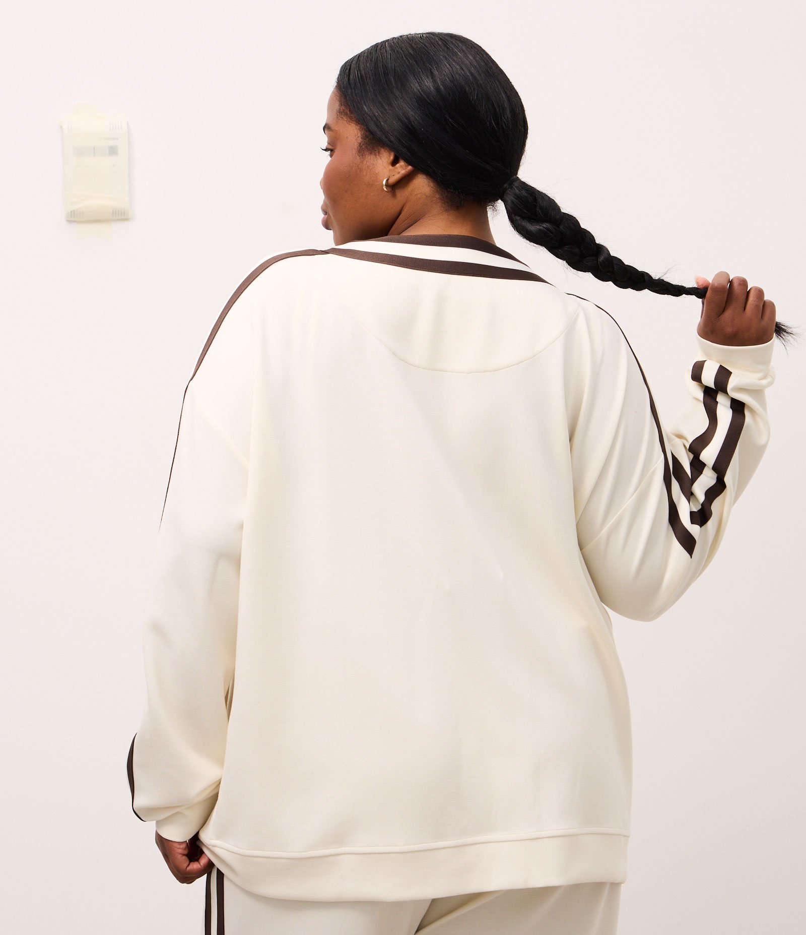 Cardigan Esportivo Oversized College com Listras Contrastantes Bege 9