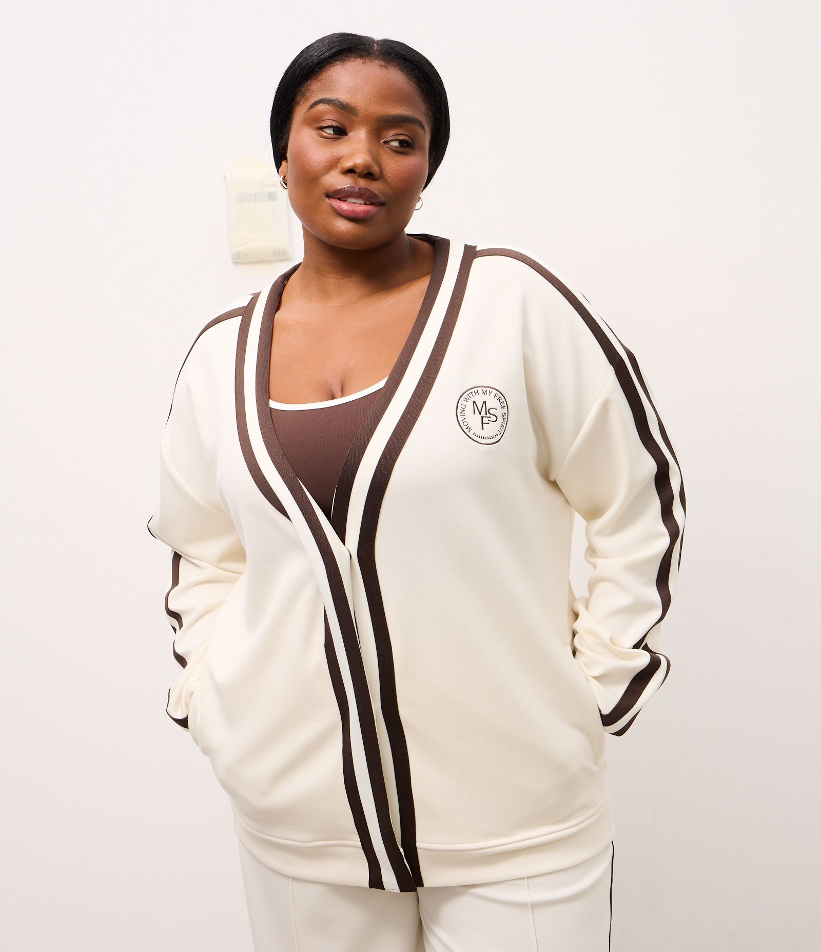 Cardigan Esportivo Oversized College com Listras Contrastantes Bege 6