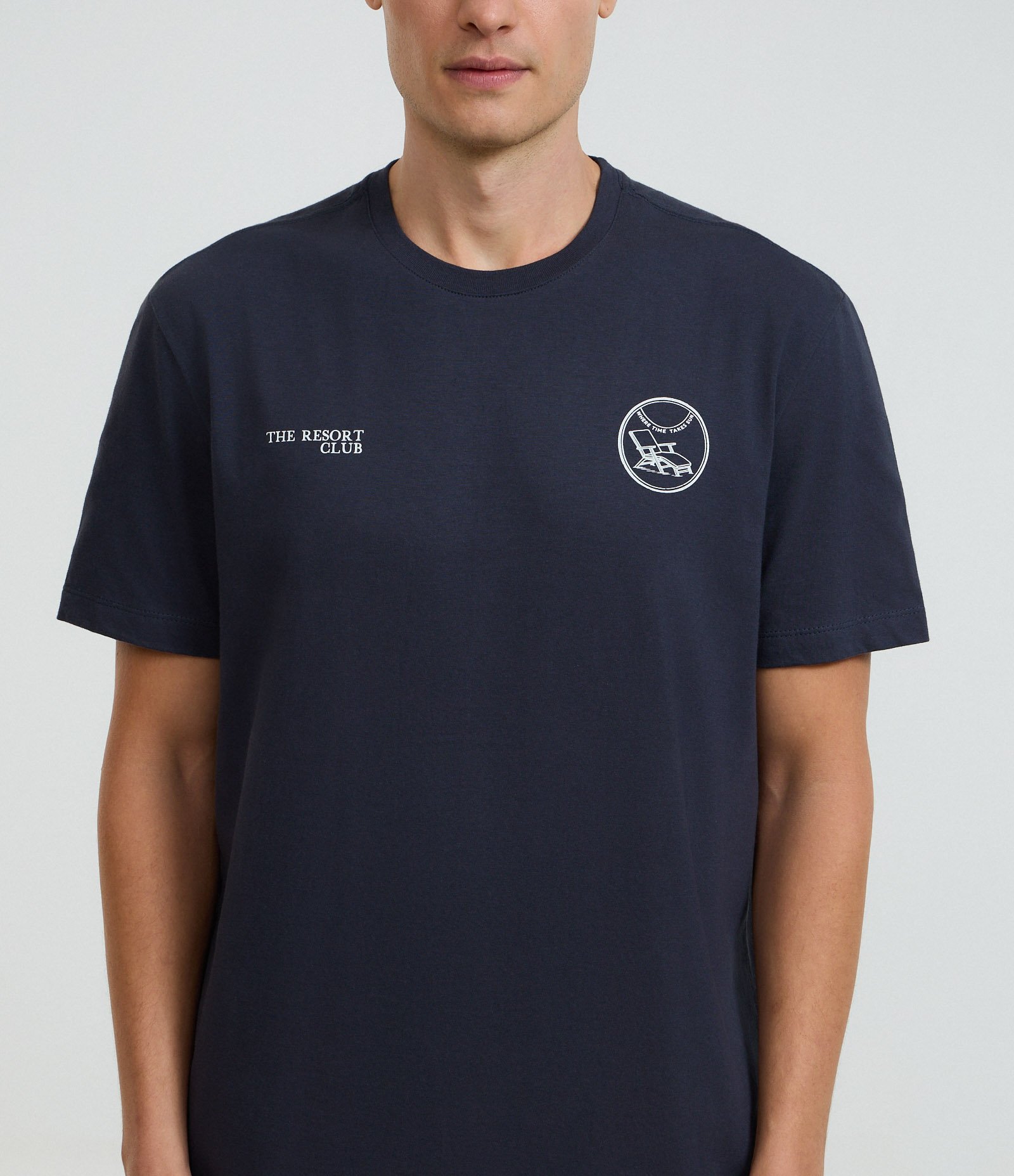 Camiseta em Algodão com Estampa Localizada Resort Club Cadeira de praia Azul 3
