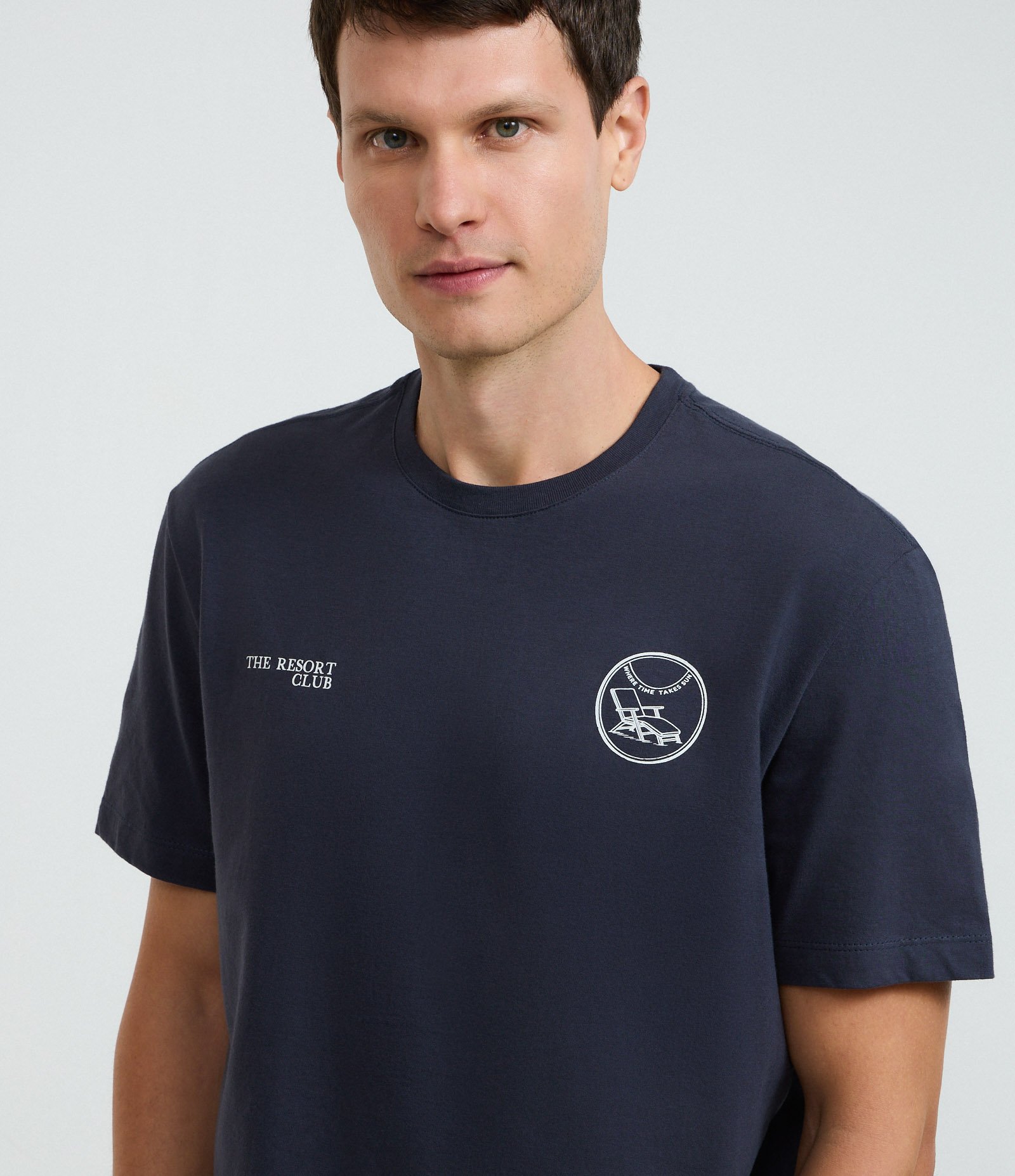 Camiseta em Algodão com Estampa Localizada Resort Club Cadeira de praia Azul 4
