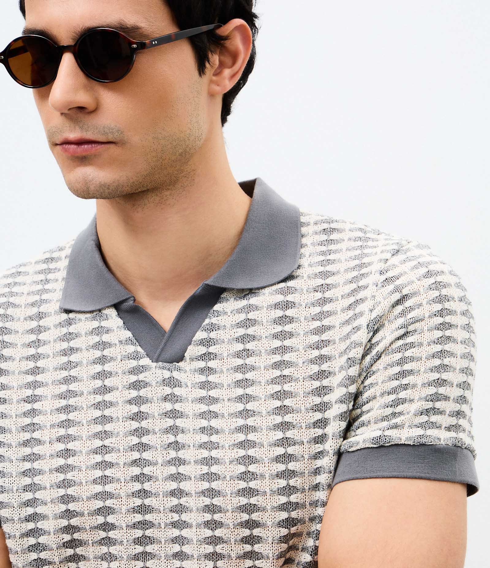 Polo Masculina Manga Curta Texturizada com Gola Contrastante Cinza 1