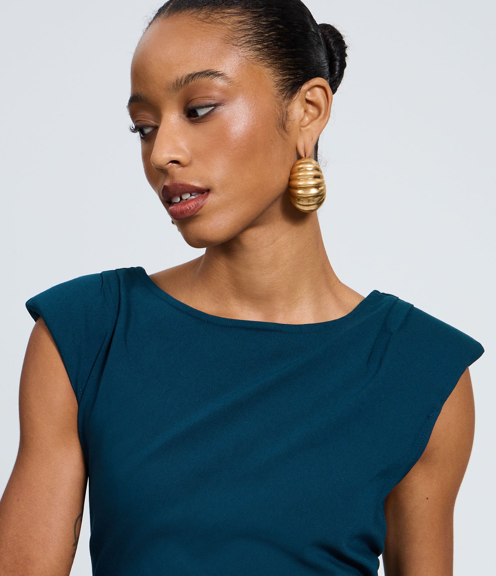 Vestido Curto em Bengaline com Ombreiras e Abertura nas Costas Azul 3