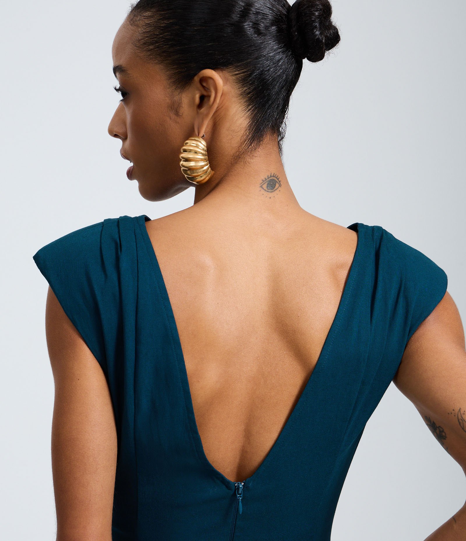 Vestido Curto em Bengaline com Ombreiras e Abertura nas Costas Azul 4
