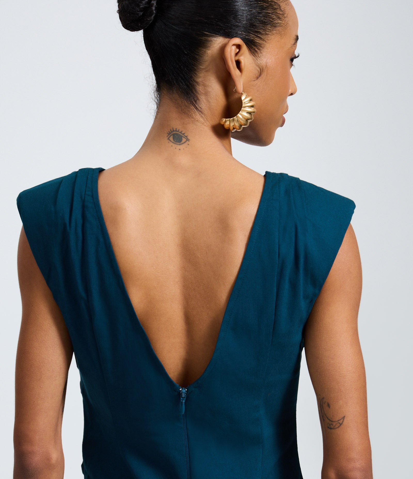 Blusa em Bengaline com Abertura nas Costas e Barra Assimétrica Azul 4