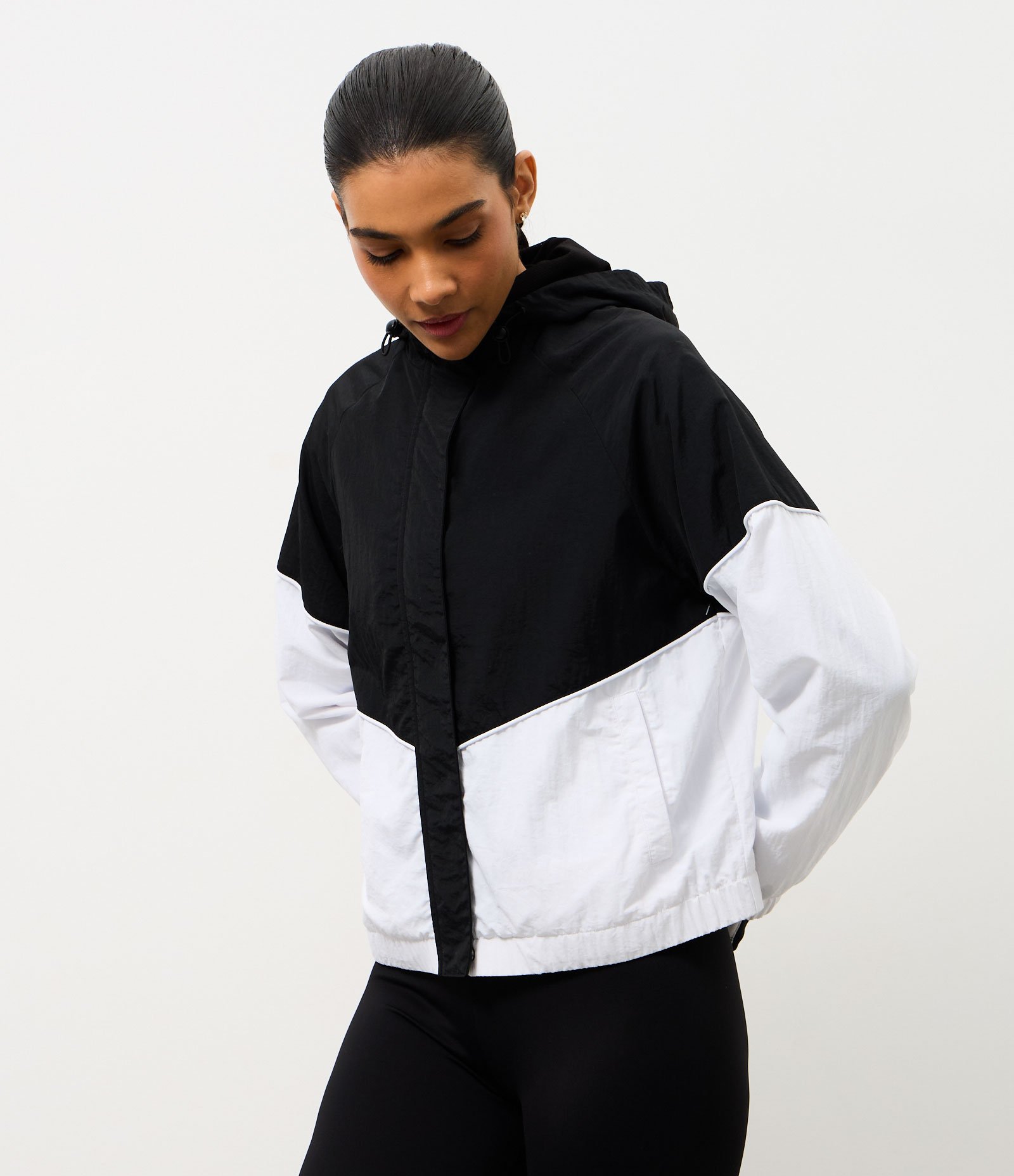 Jaqueta Quebra Vento Bicolor em Laise com Capuz Preto/Branco 1