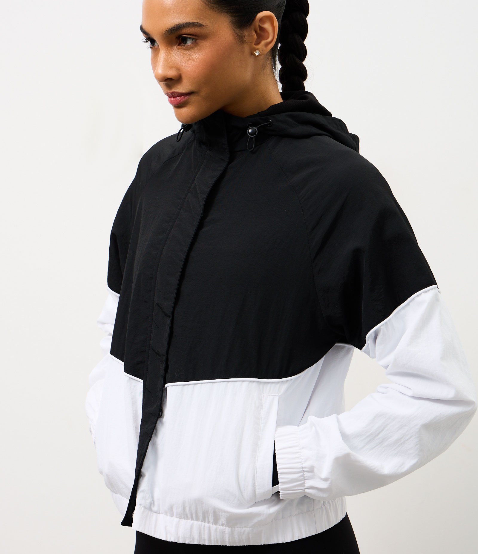 Jaqueta Quebra Vento Bicolor em Laise com Capuz Preto/Branco 3