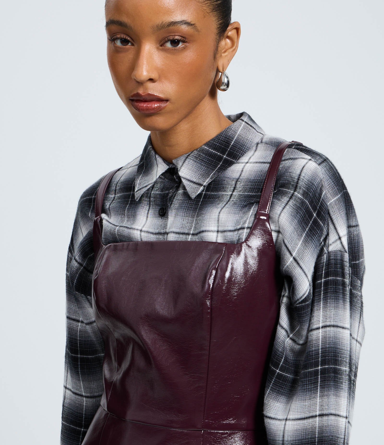 Vestido Curto em Pu com Efeito Vinílico Vinho 3