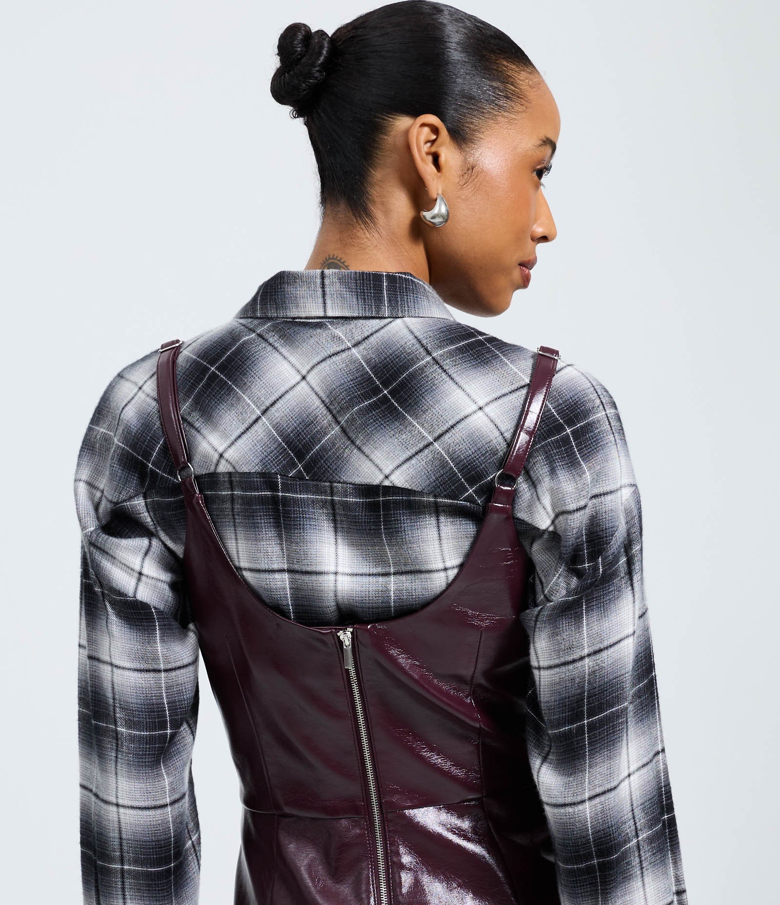 Vestido Curto em Pu com Efeito Vinílico Vinho 4