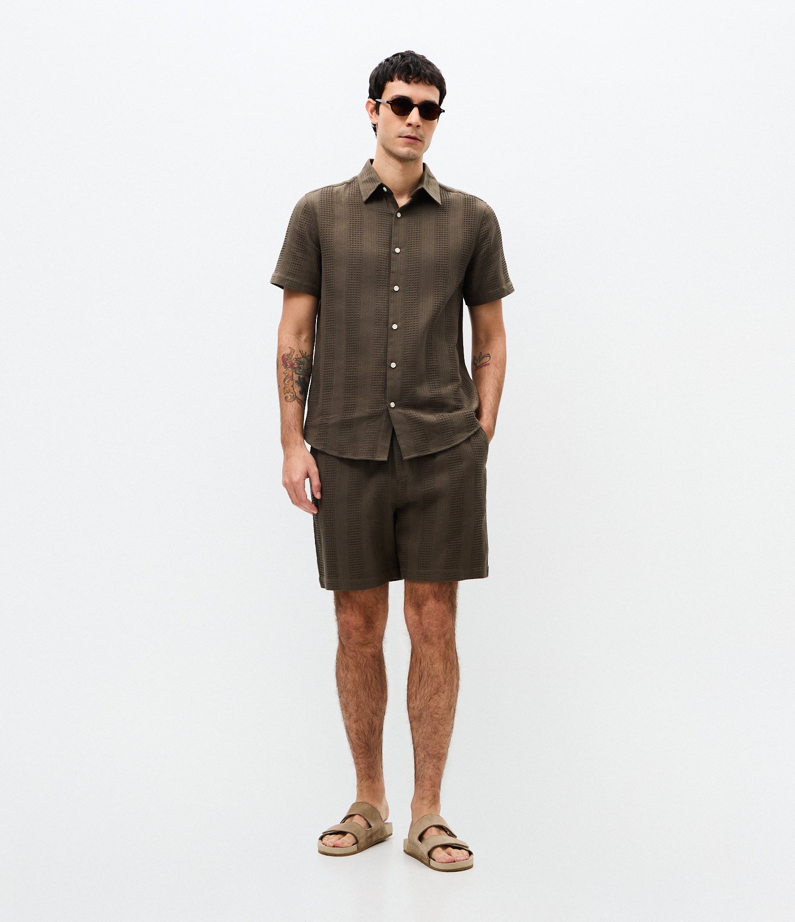Camisa Regular em Algodão com Textura Quadriculada Vertical Marrom Café 3