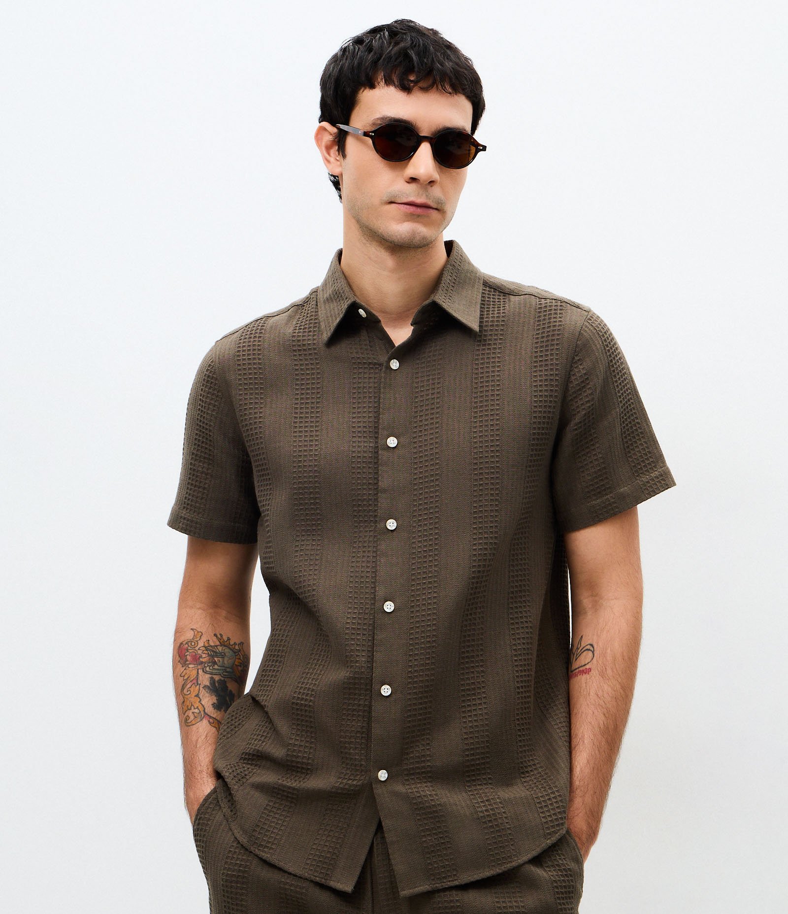 Camisa Regular em Algodão com Textura Quadriculada Vertical Marrom Café 4