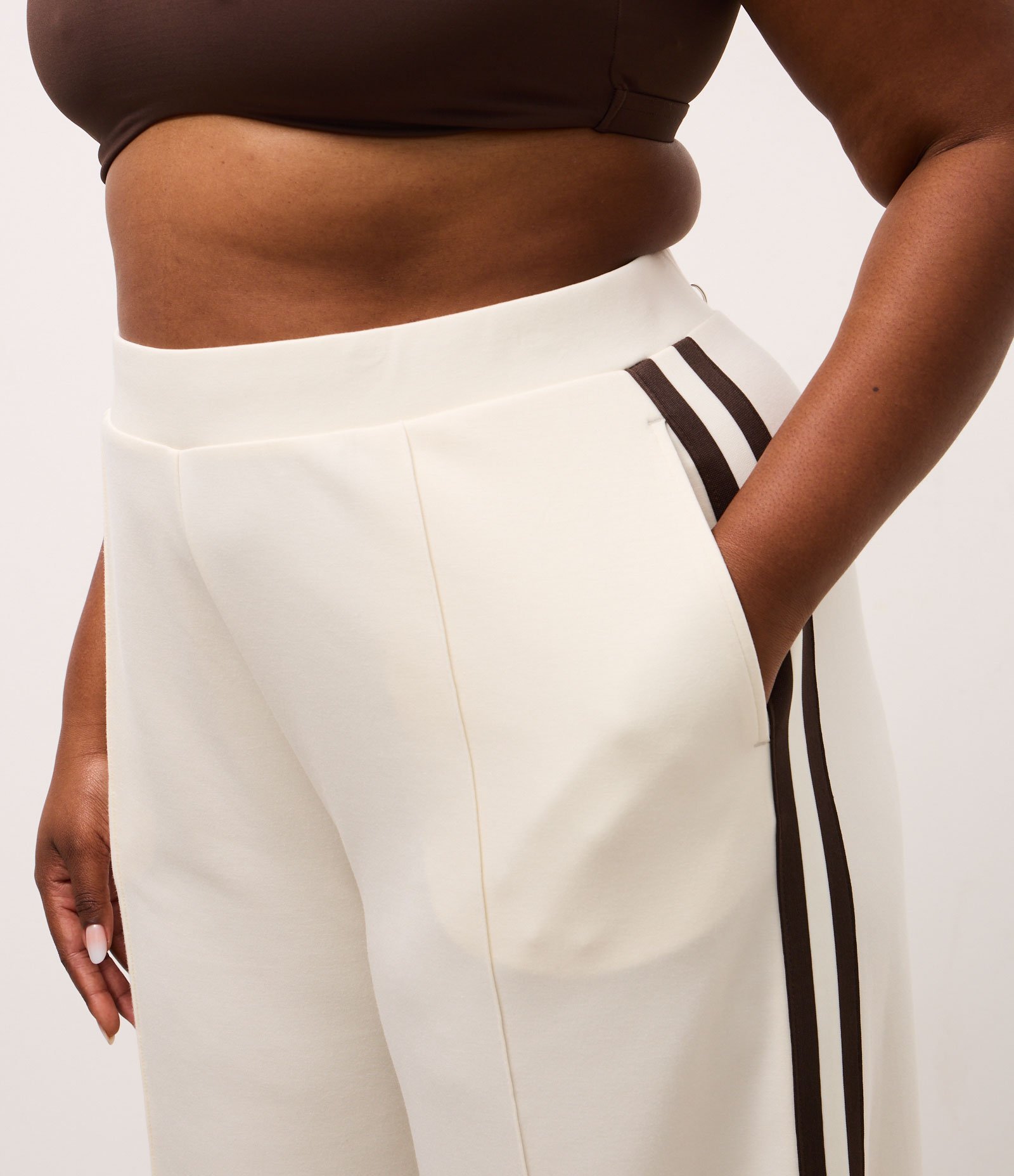 Calça Esportiva Oversized College com Listras Contrastantes e Friso Bege 8