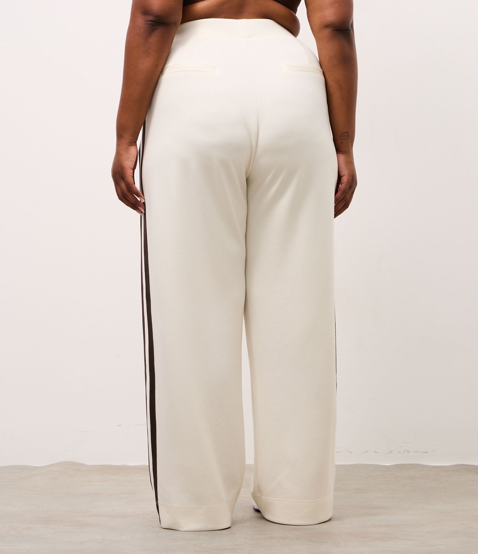 Calça Esportiva Oversized College com Listras Contrastantes e Friso Bege 9