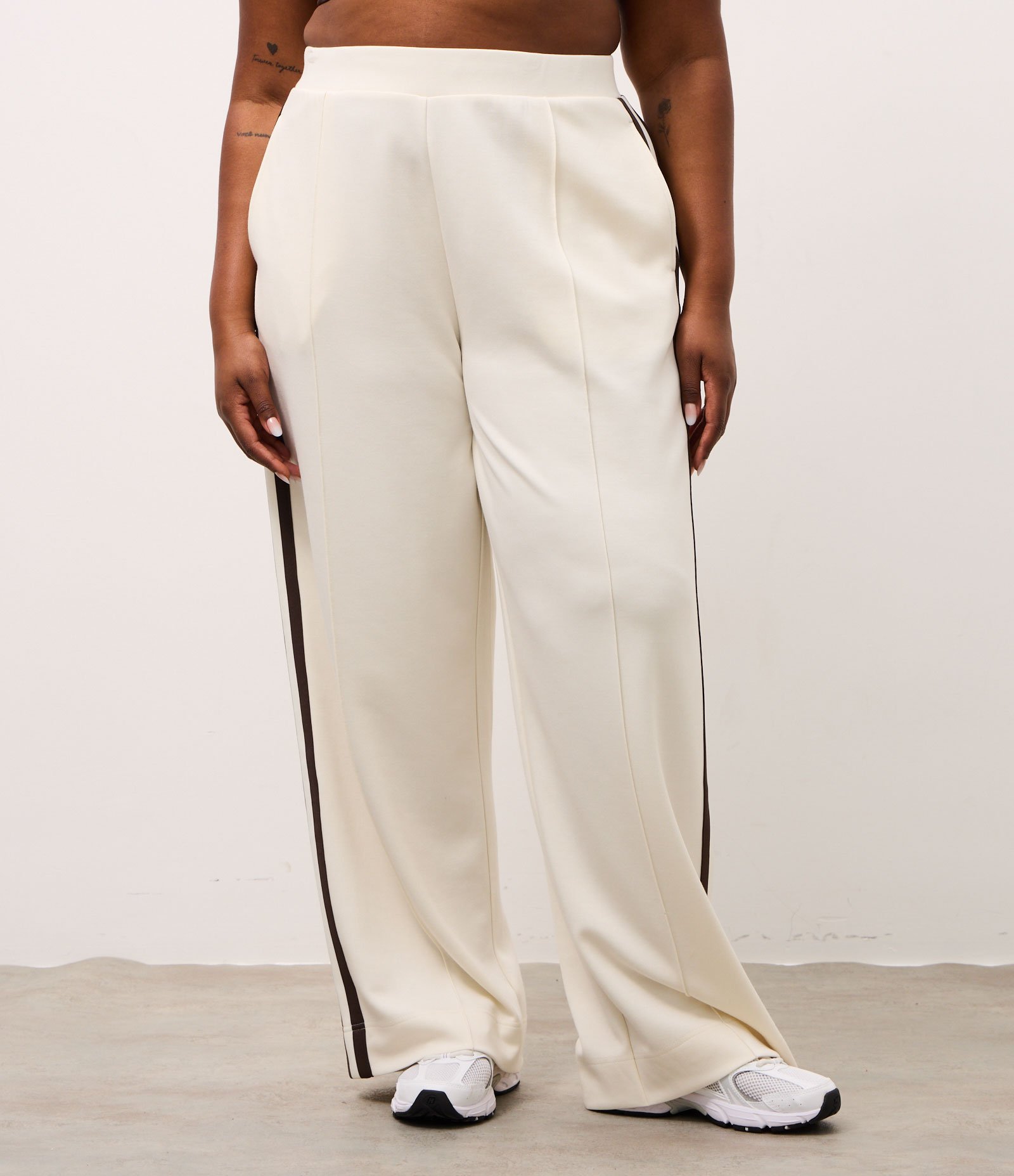 Calça Esportiva Oversized College com Listras Contrastantes e Friso Bege 7