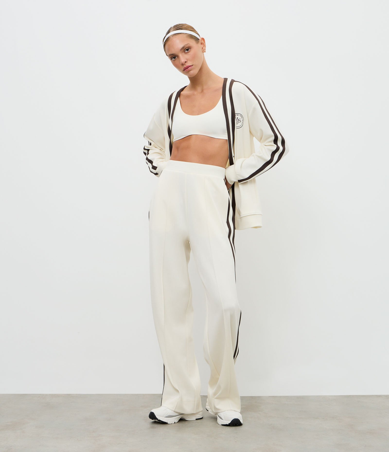 Calça Esportiva Oversized College com Listras Contrastantes e Friso Bege 2