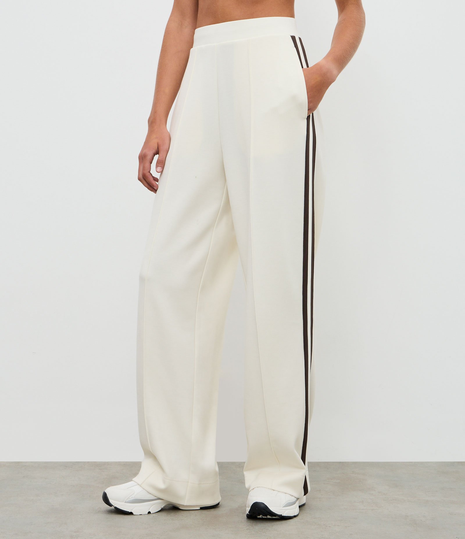Calça Esportiva Oversized College com Listras Contrastantes e Friso Bege 3