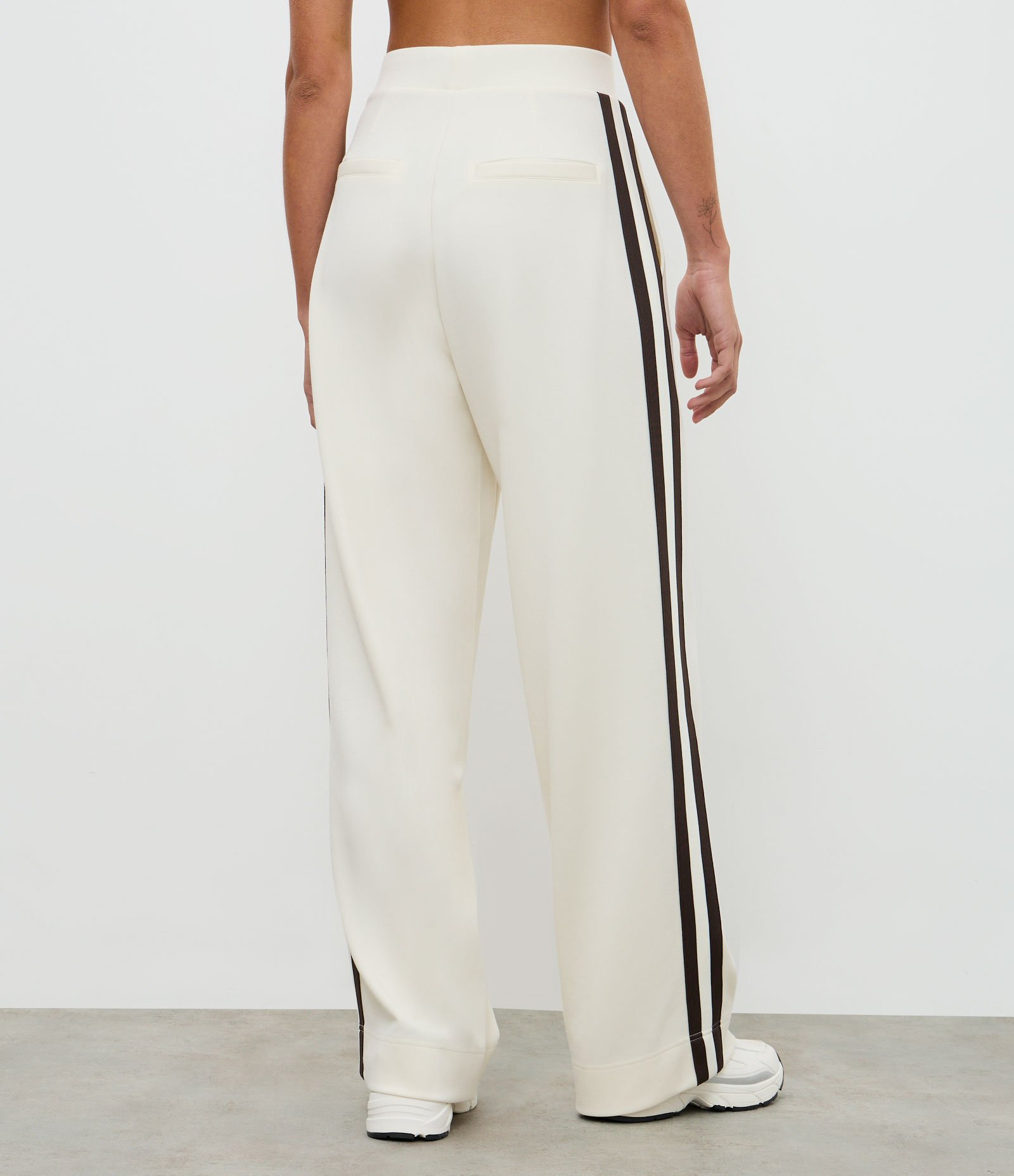Calça Esportiva Oversized College com Listras Contrastantes e Friso Bege 4