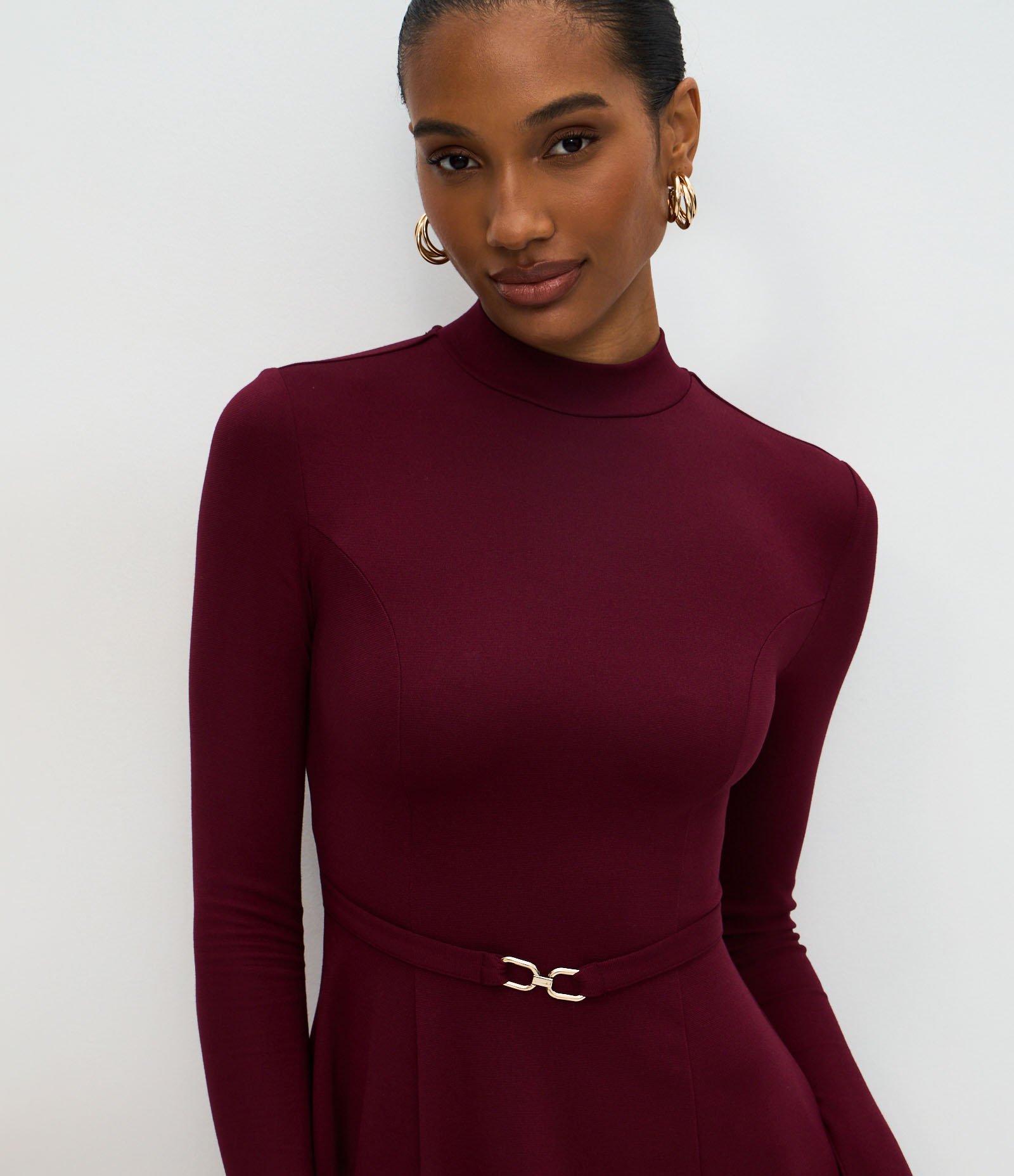 Vestido Curto Manga Longa em Ponto Roma com Cinto Vermelho 3