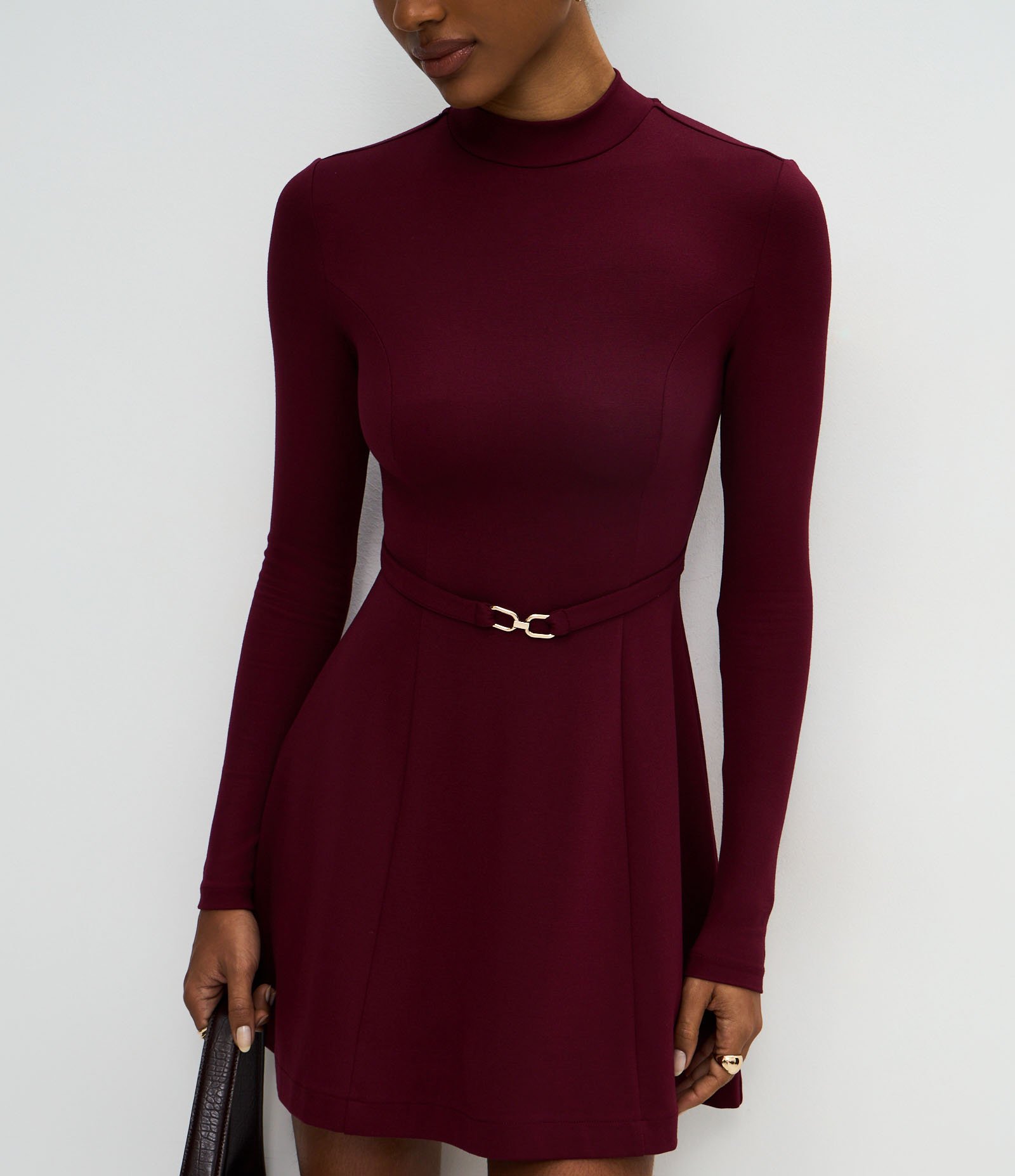 Vestido Curto Manga Longa em Ponto Roma com Cinto Vermelho 4