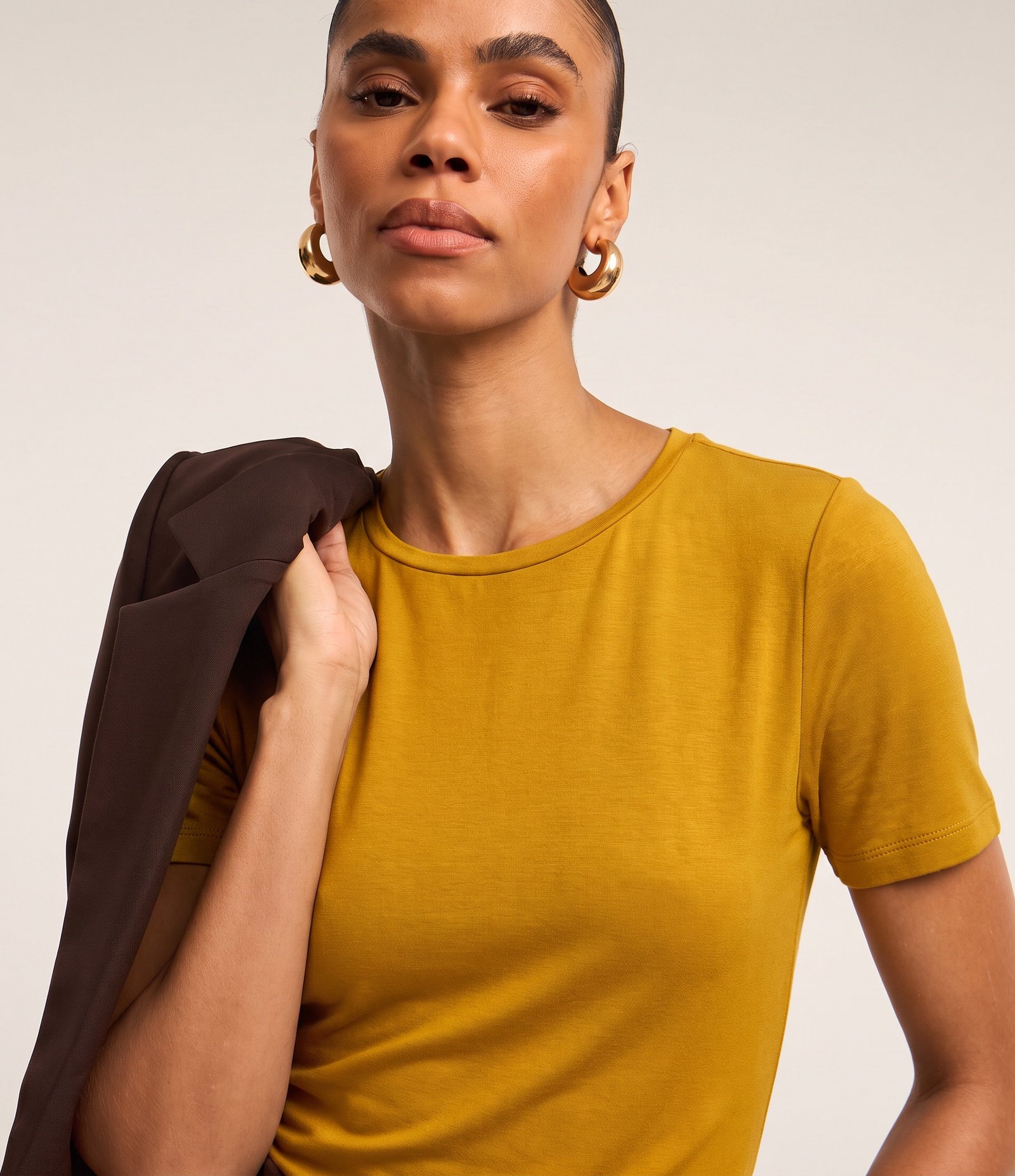 Blusa Básica em Viscose com Decote Redondo Amarelo 1