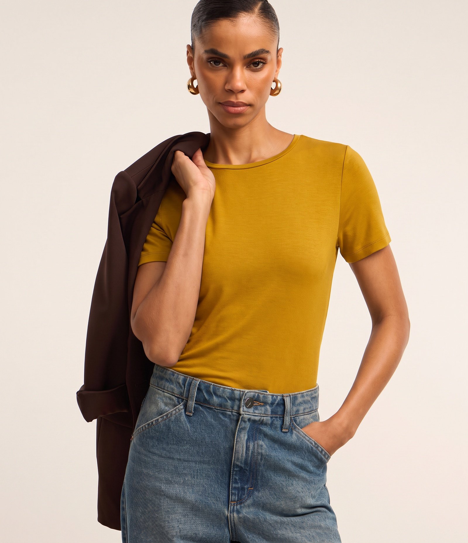 Blusa Básica em Viscose com Decote Redondo Amarelo 3