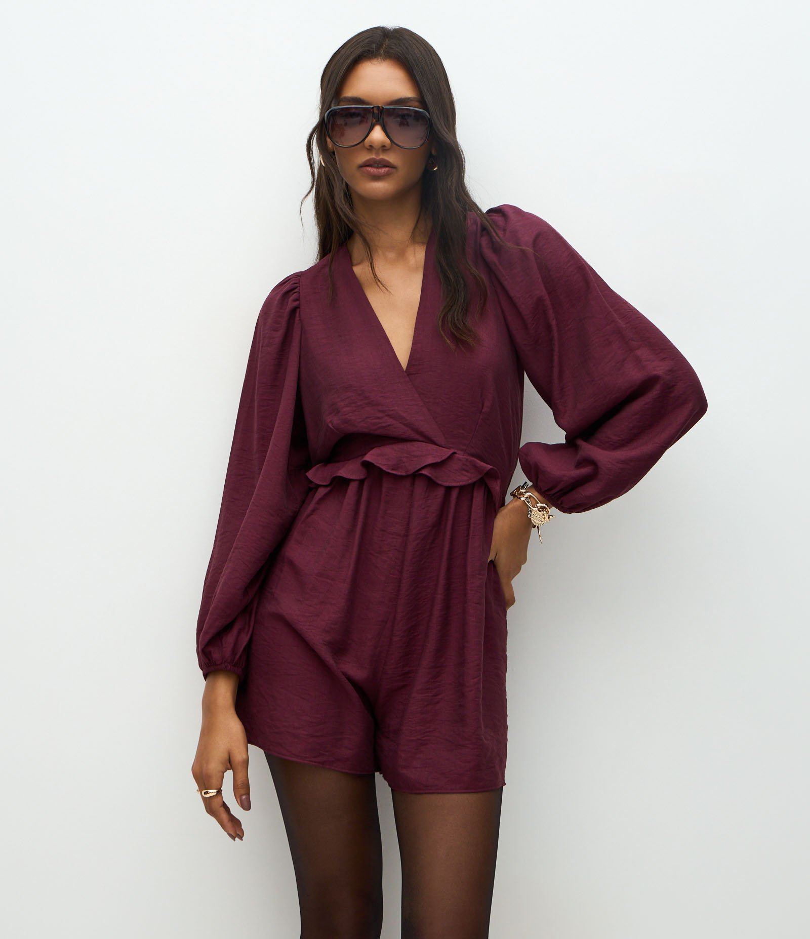 Macacão Curto em Crepe com Babado na Cintura Vinho 2