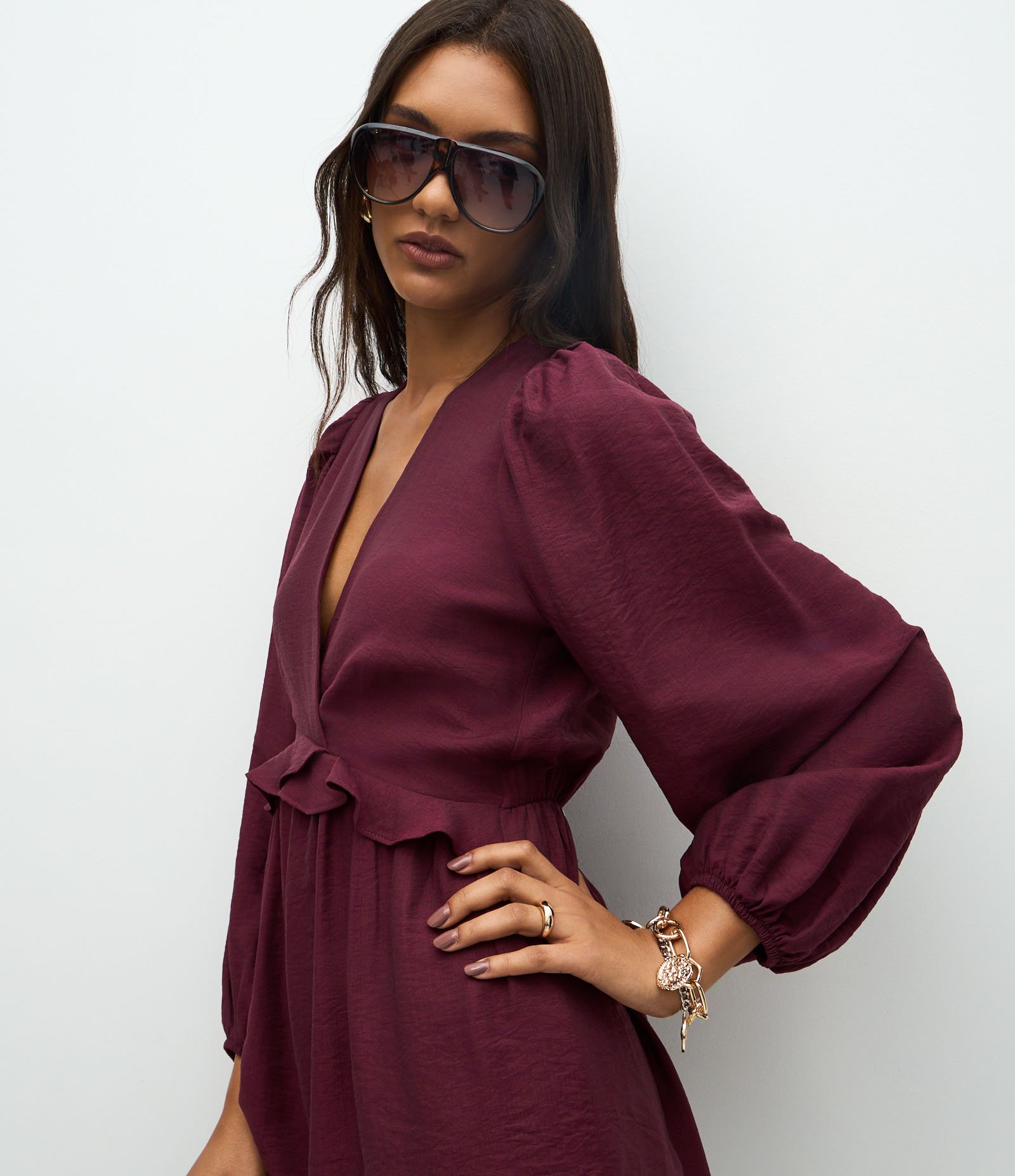 Macacão Curto em Crepe com Babado na Cintura Vinho 3