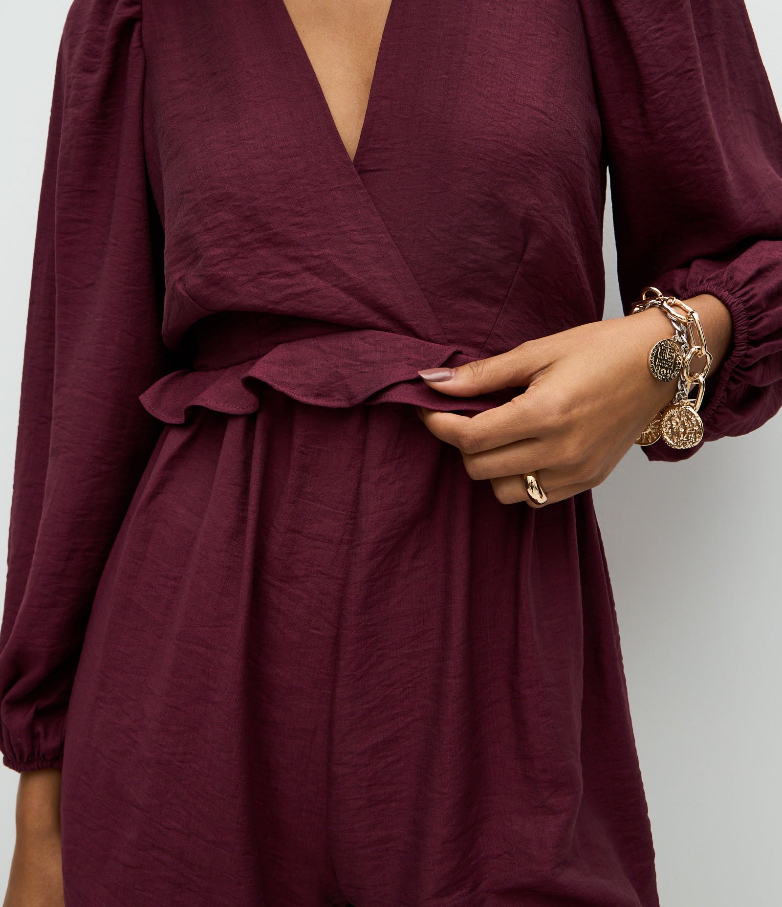 Macacão Curto em Crepe com Babado na Cintura Vinho 4