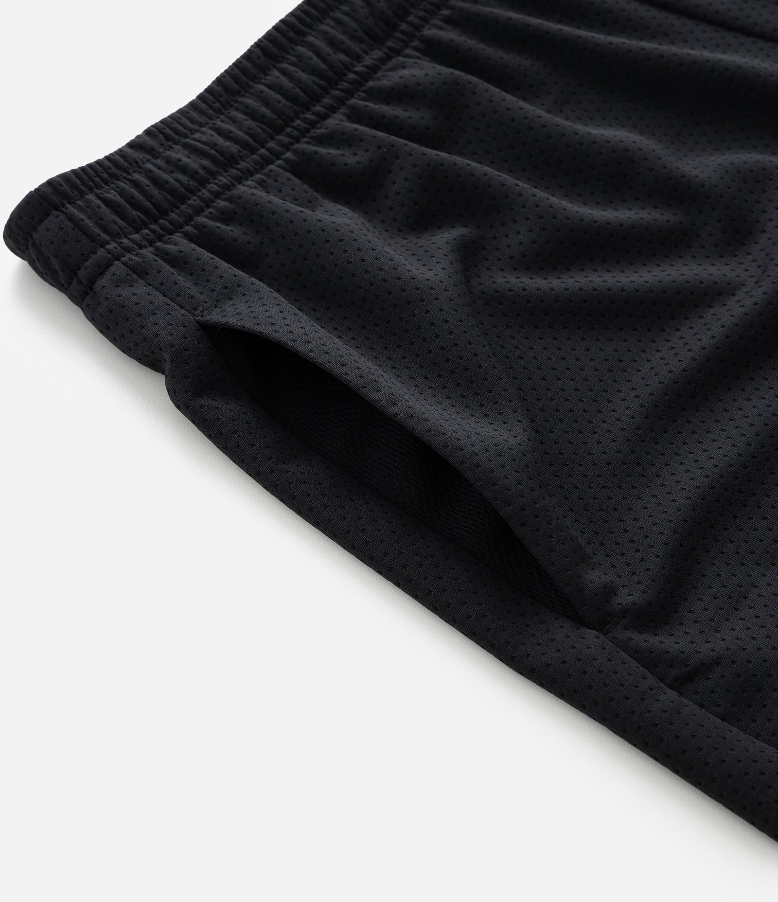 Bermuda Lisa em Microfibra com Textura de Furinhos Preto 3