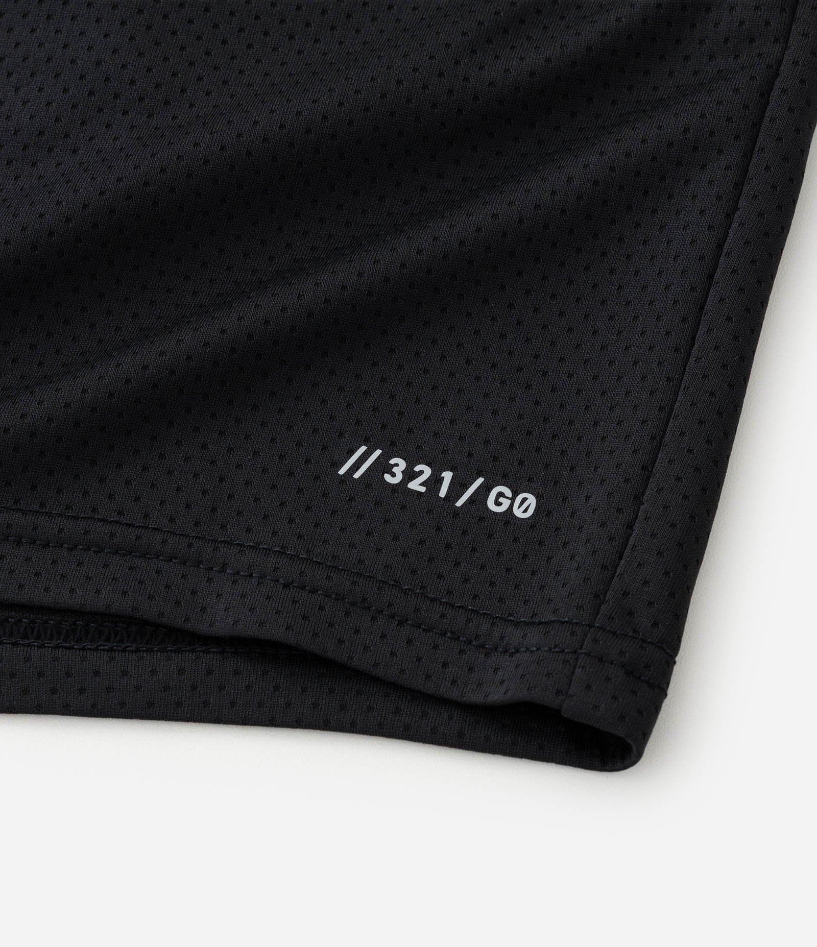 Bermuda Lisa em Microfibra com Textura de Furinhos Preto 6