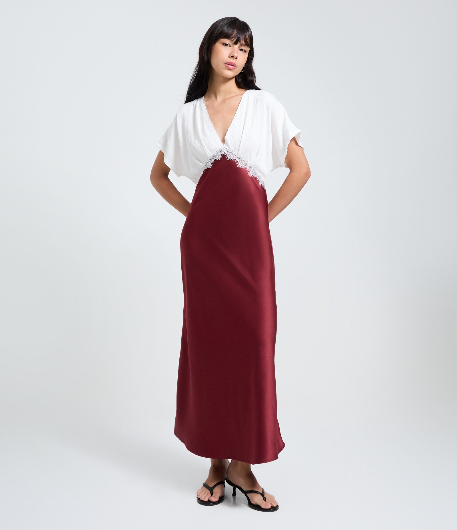 Vestido Longo Midi em Efeito Acetinado com Detalhe de Renda Branco/Bordô 1