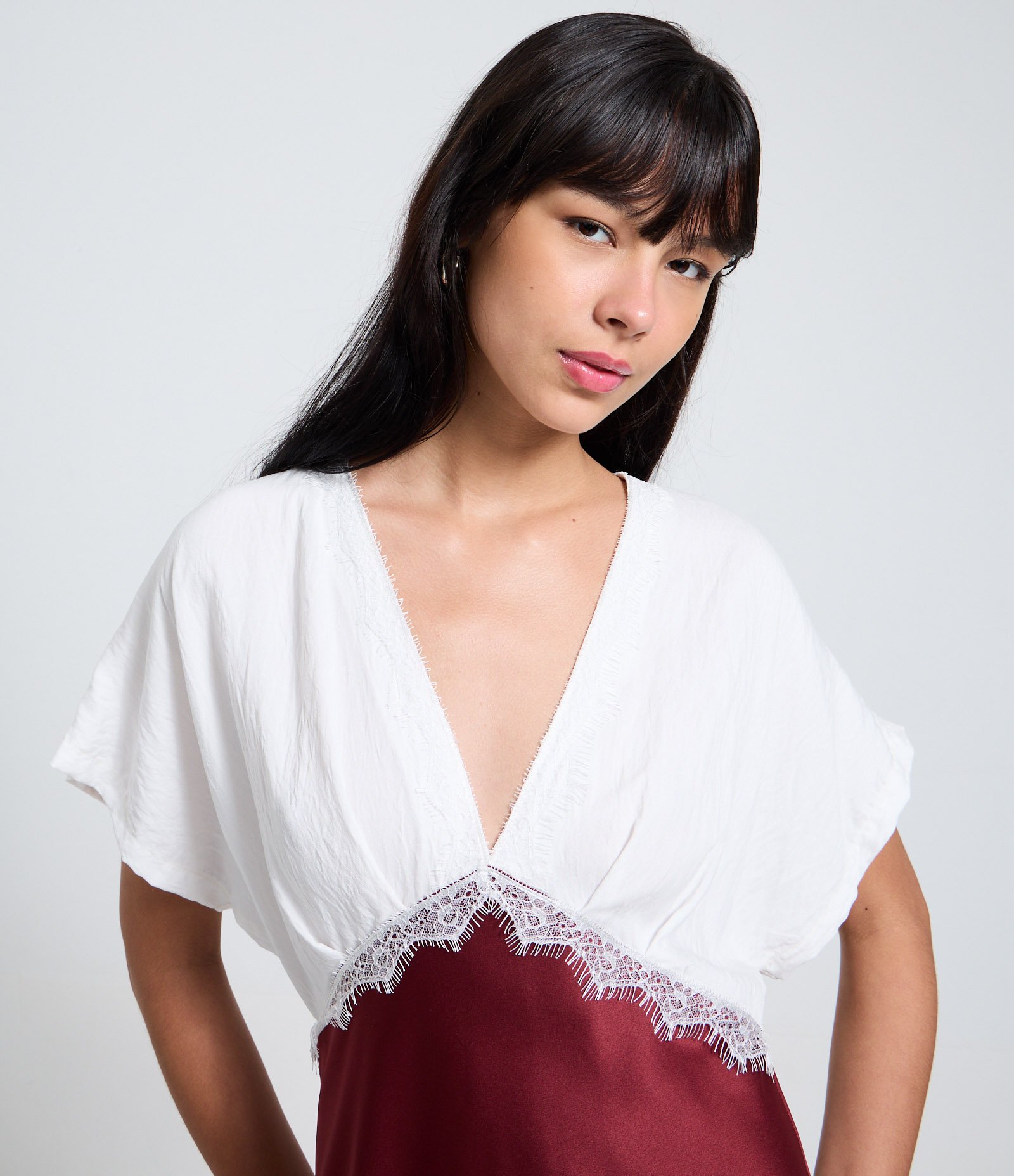 Vestido Longo Midi em Efeito Acetinado com Detalhe de Renda Branco/Bordô 3